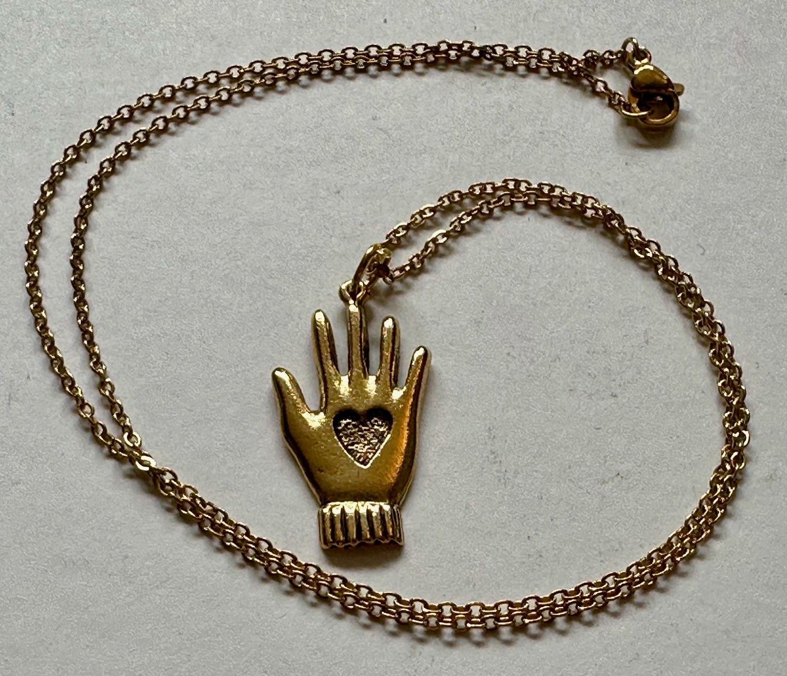 Vintage Heart in Hand gold tone metal pendant 1 1/4″ necklace 20″ GP