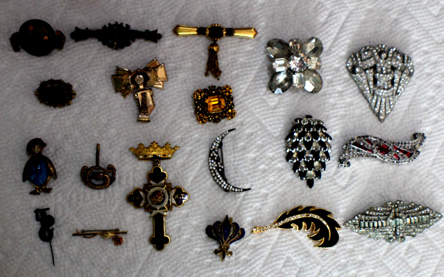 19 Antique/Vintage Different Styles Pin Brooches Lot