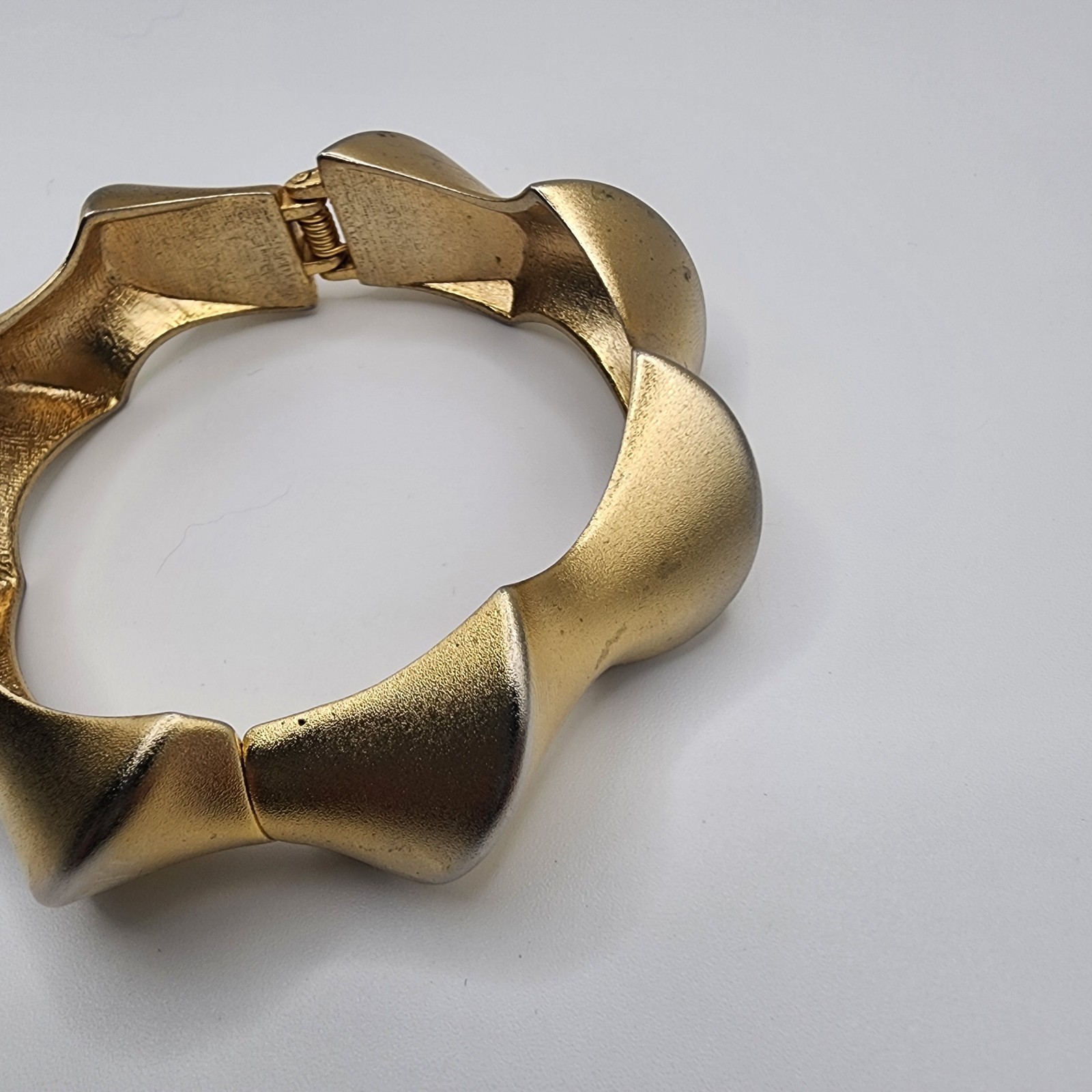 Gold Tone Metal Thick Chunky Twist Bangle Bracelet Clamper 3″ Diameter Vintage