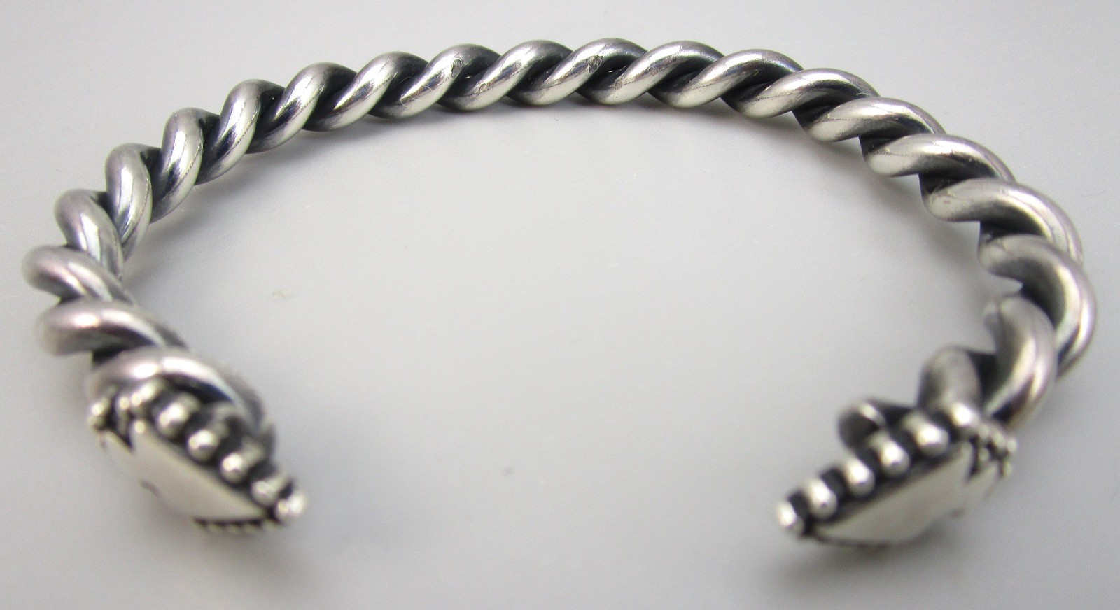 UNUSUAL DIAN MALOUF STERLING SILVER ARROWHEAD CUFF BRACELET