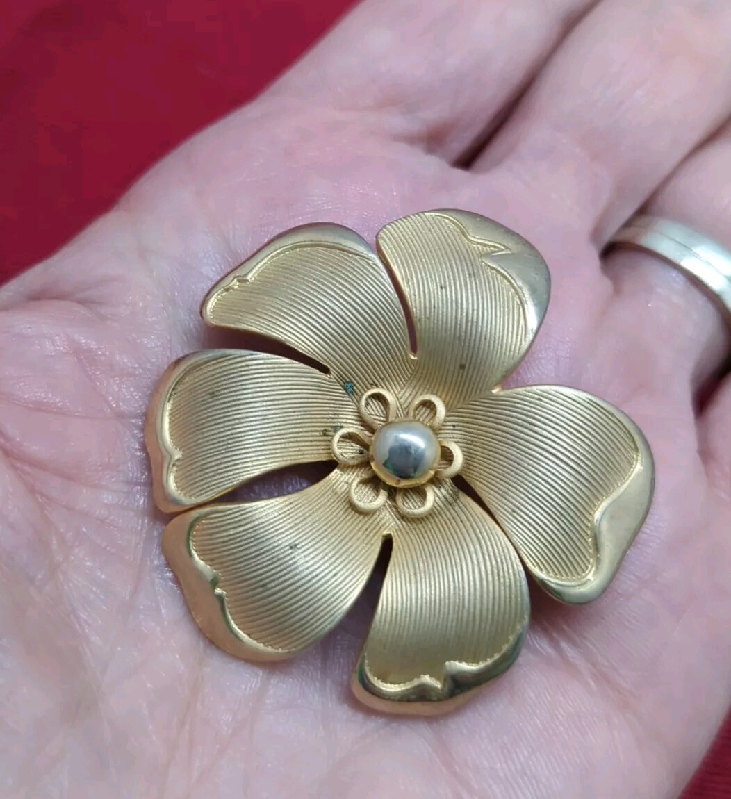 Flower Brooch & Screw Back Earring Set Gold Tone 1950’s-60’s Classic MCM