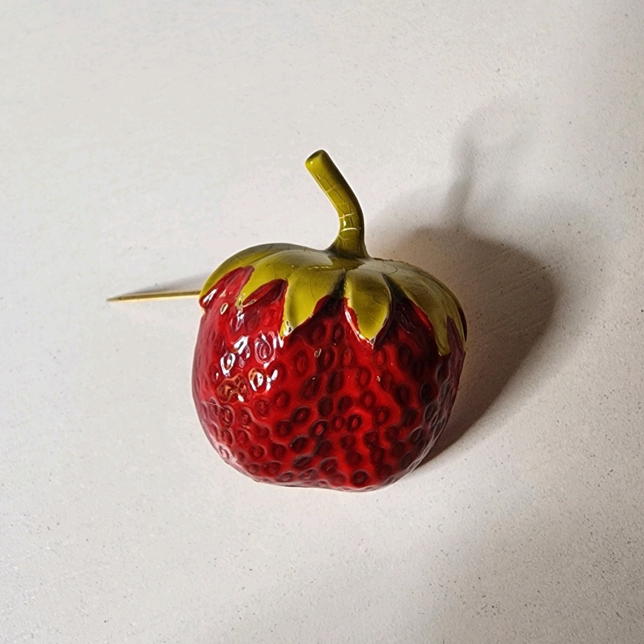 Vintage Accessocraft NYC Gold Tone Metal Red Green Enamel Strawberry Brooch Pin!