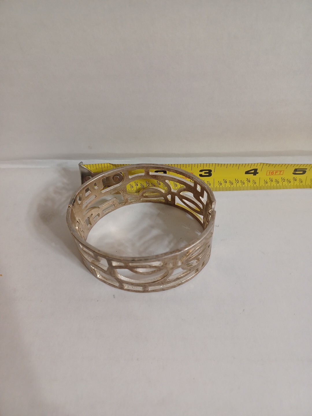 Unbranded – Vintage Hinged Spring Tension Bracelet – One Size – Silver Tone