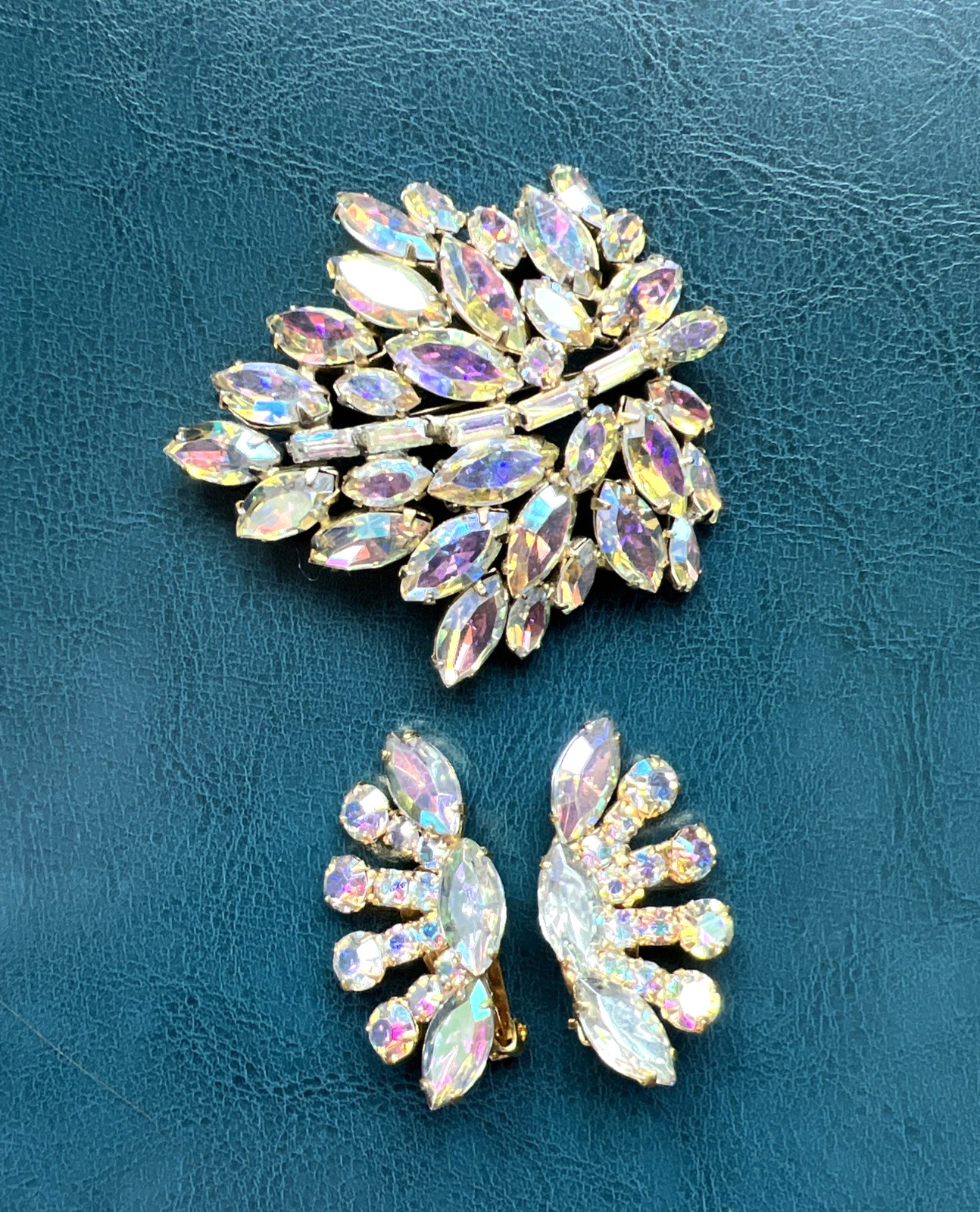 Vtg. 1940-60 SIGNED REGENCY AURORA BOREALIS RHINESTONE LEAF BROOCH & EARRING SET