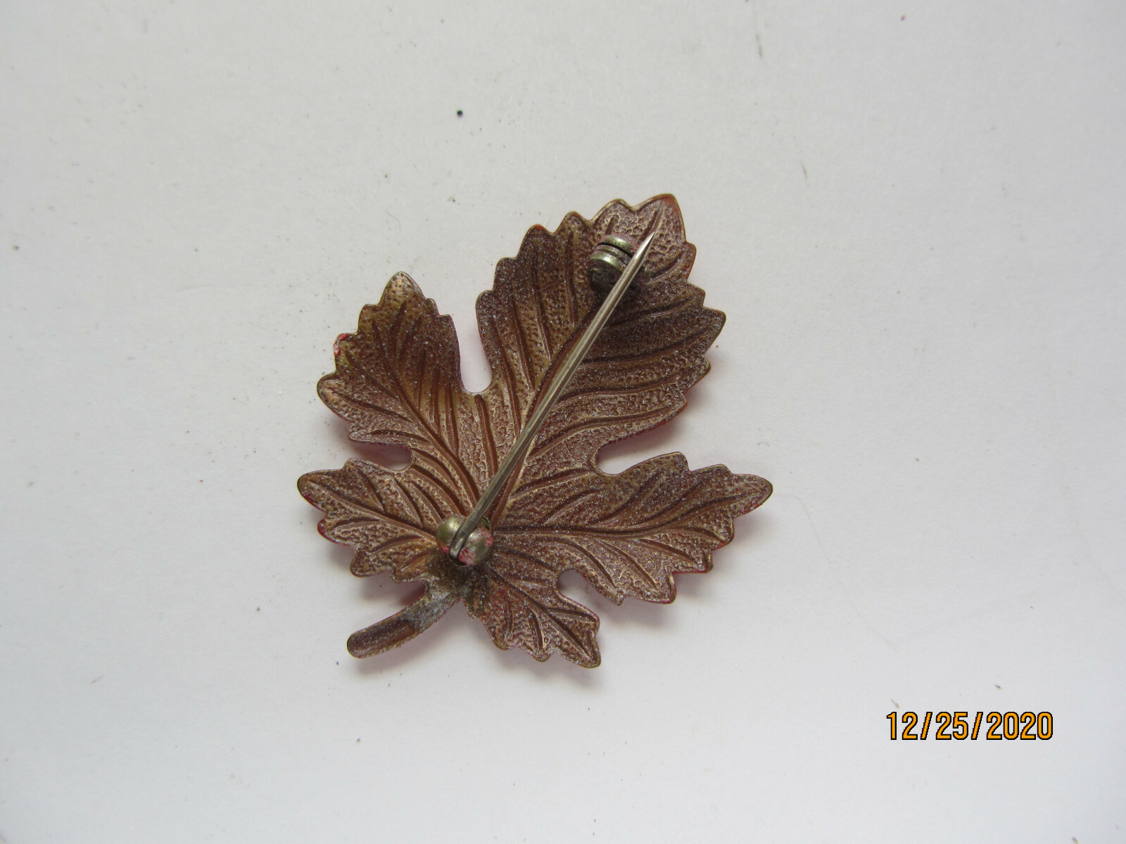 VINTAGE ENAMEL FALL COLORS RED & ORANGE MAPLE LEAF BROOCH PIN