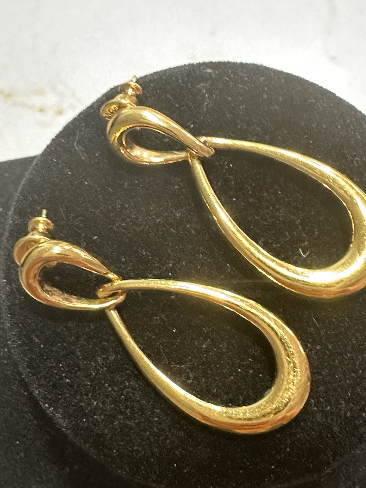 VTG 1980’S SIGNED MONET LOZENGE DROP PIERCED GOLD TONE EARRINGS