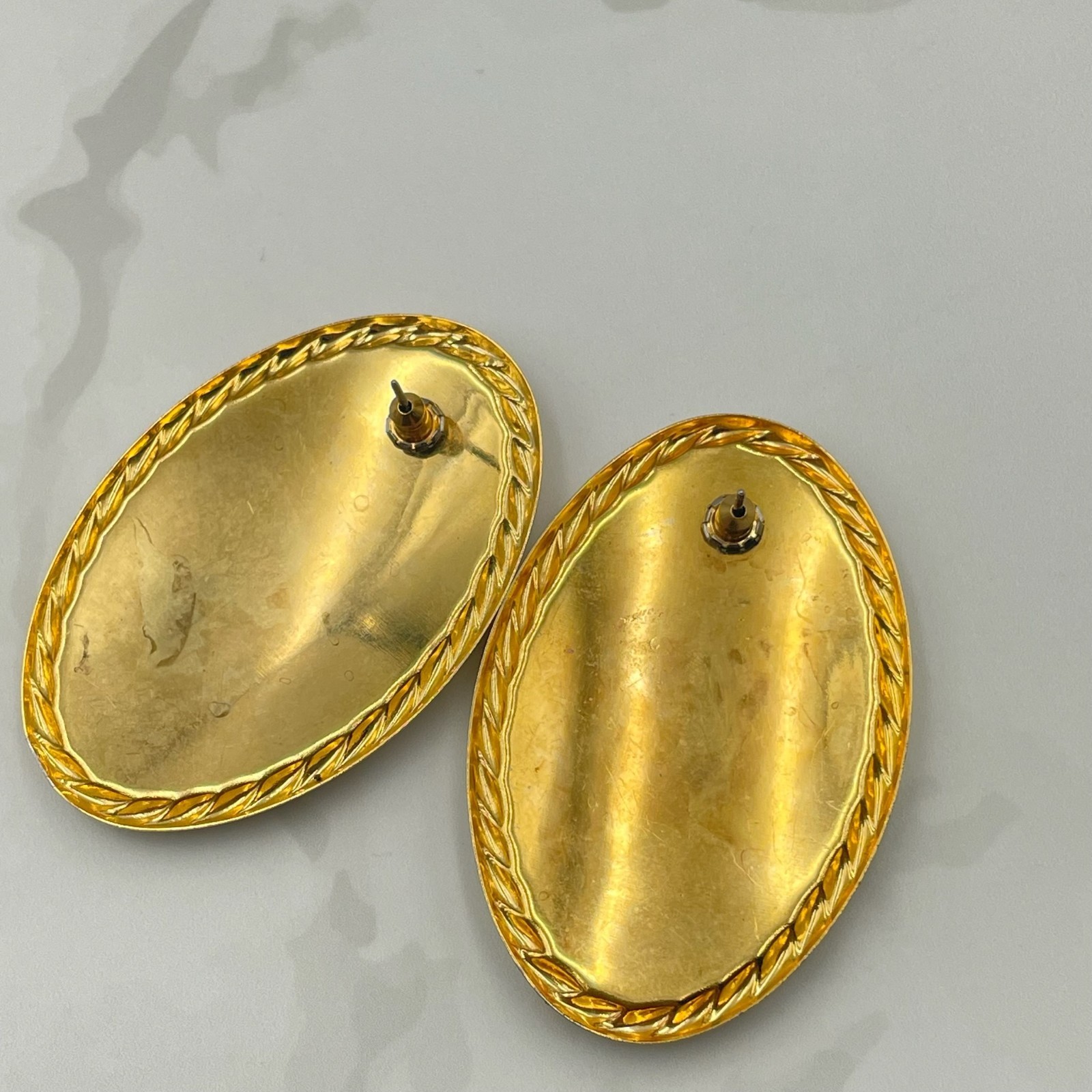 Vintage VTG Swirl Enamel Gold Tone Clip-On Earrings Peach Brown Cream Oval