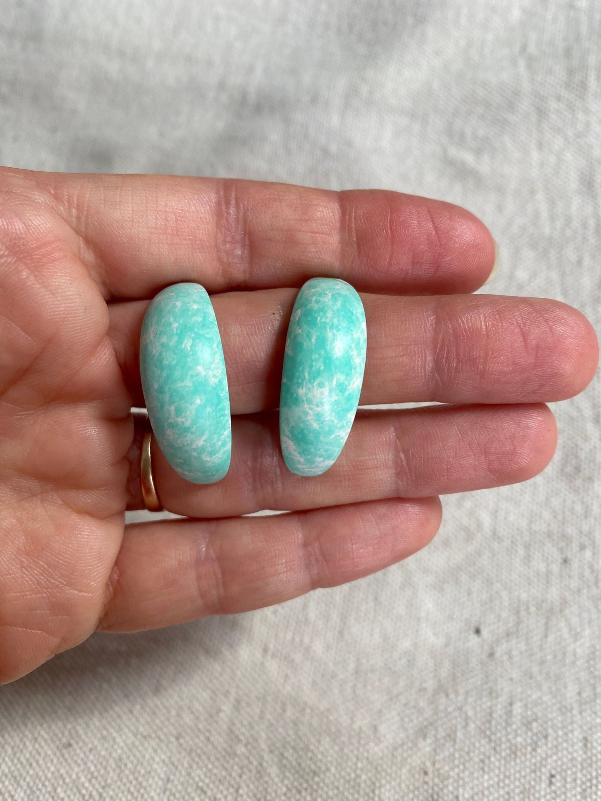 vintage 80s hoop earrings / 1980s marbled mint crescent dome hoop pushbacks