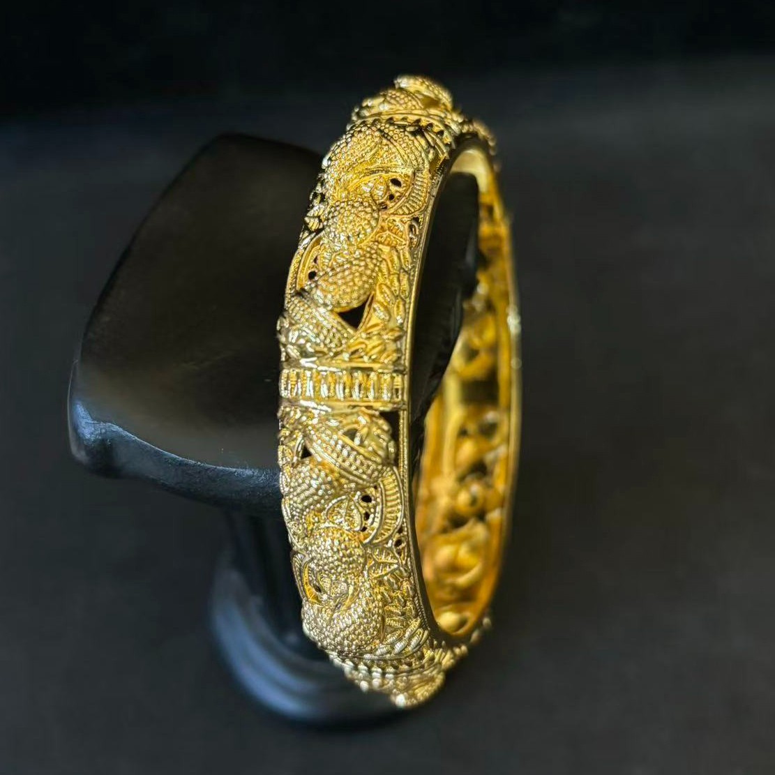 VTG Relief Floral Bangle Bracelet Openable Gold-plated (NOT SURE), 7.4 inch