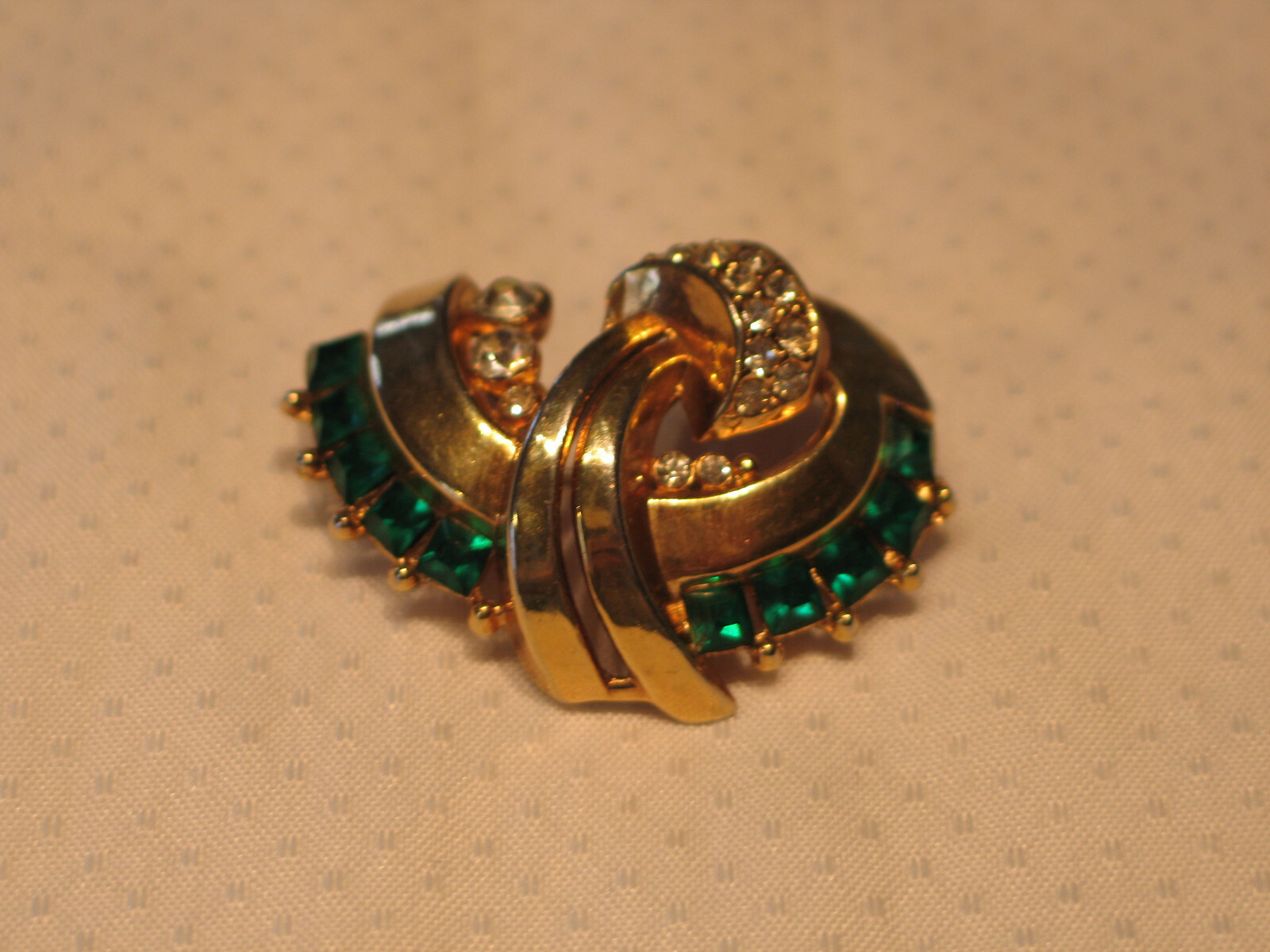 Vintage 1940’s Emerald and Colorless Rhinestone Ribbon Swirl Brooch Pin 1 3/4 In