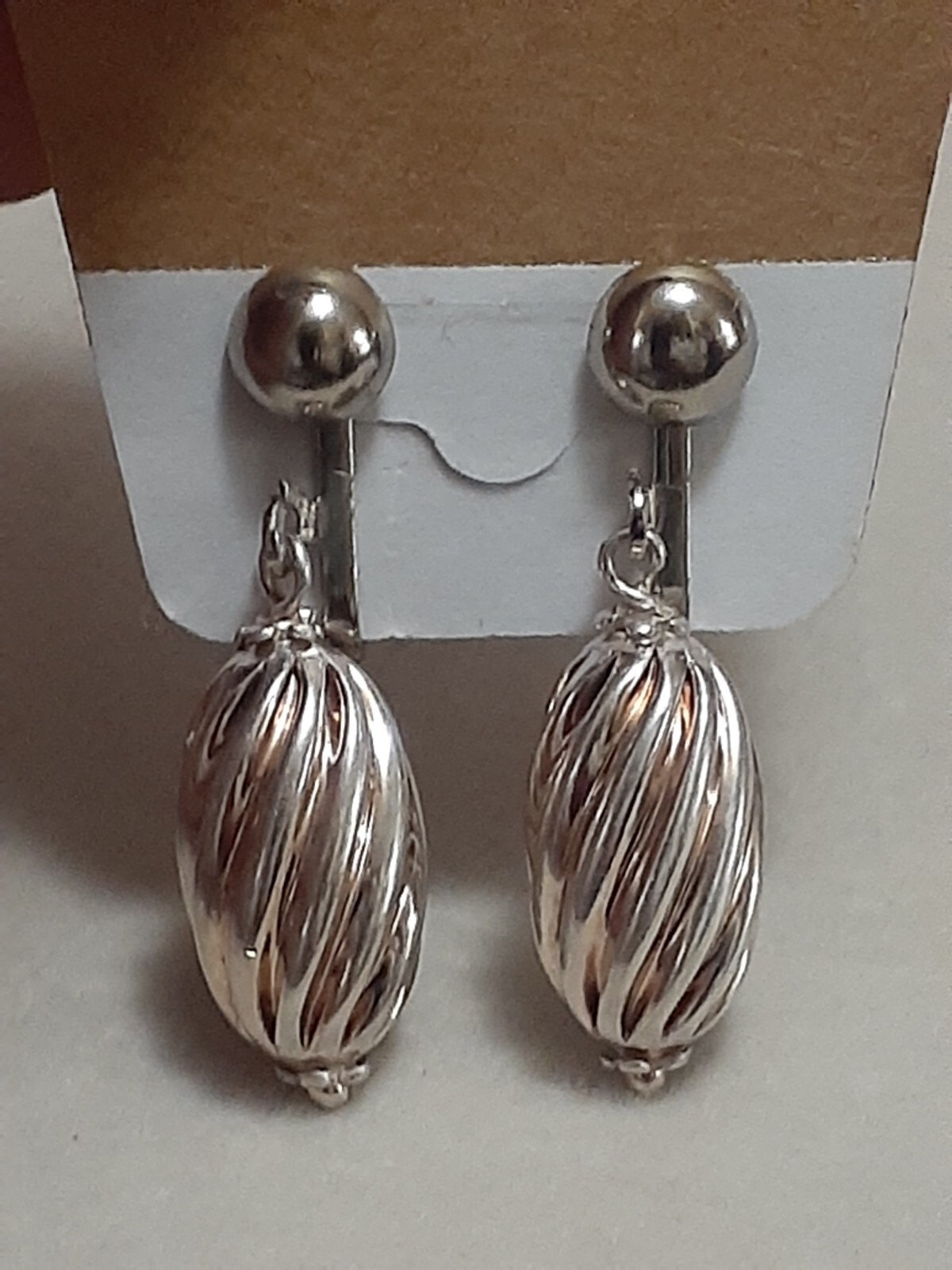 Vintage ribbed oval Silvertone lightweight clip on earrings