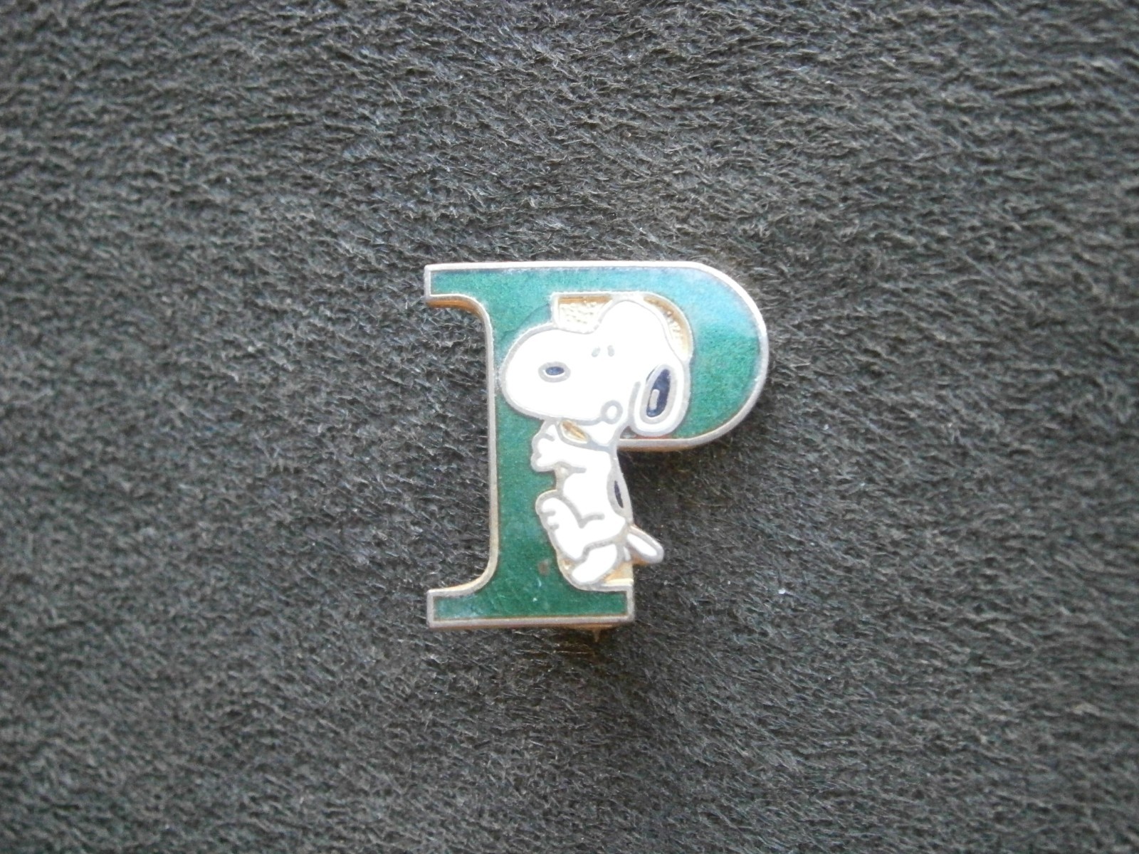 Snoopy Hugging Letter “P” Peanuts Schultz Vtg Goldtone Enamel Pin Badge 3.5g