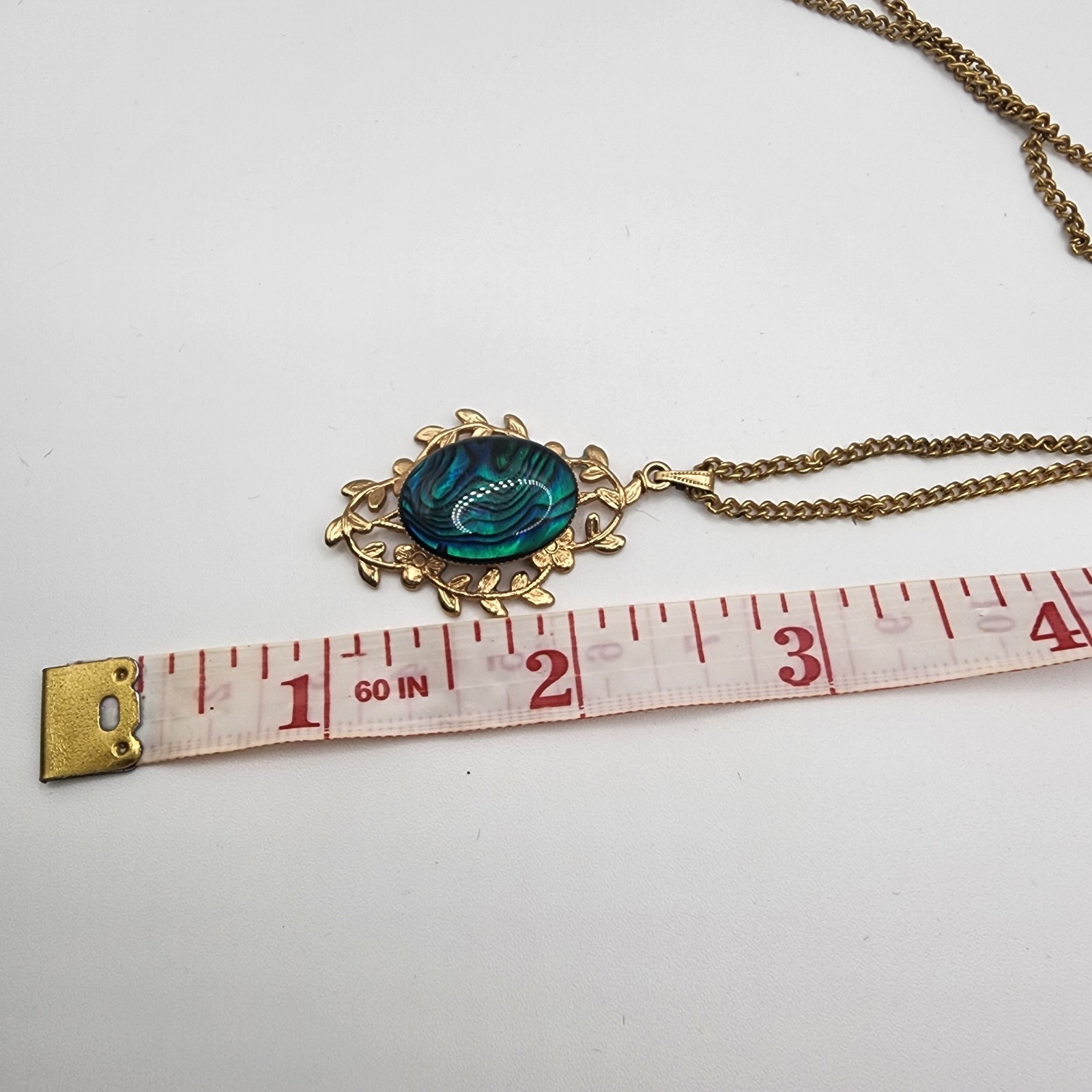 Vintage Gold Tone Necklace Green Faux Emerald Halo Pendant 18″ Chain Simulated