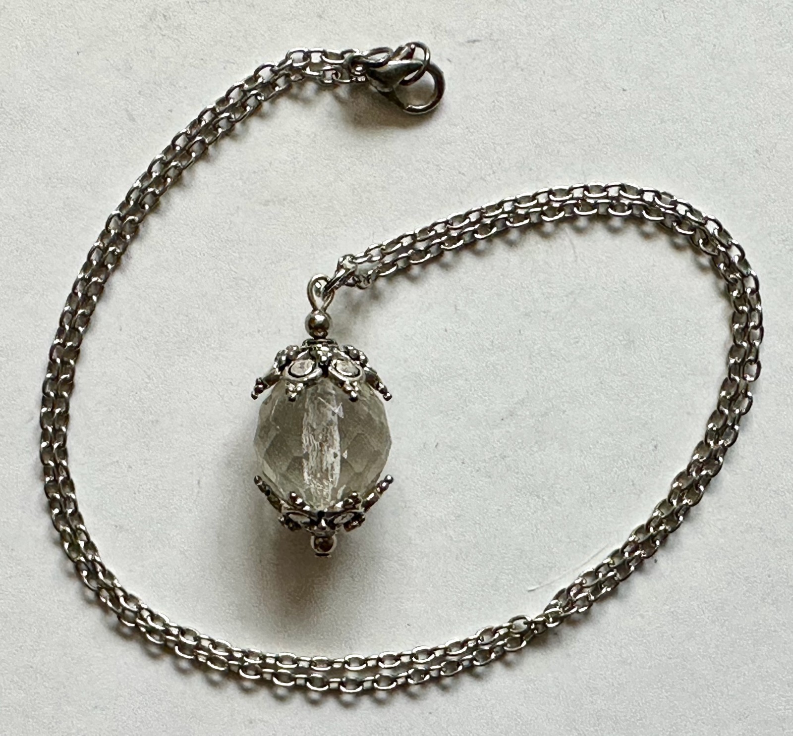 VINTGE GLASS FACETED W SILVER DECORATIVE BICONES PENDANT 1″ NECKLACE 20″