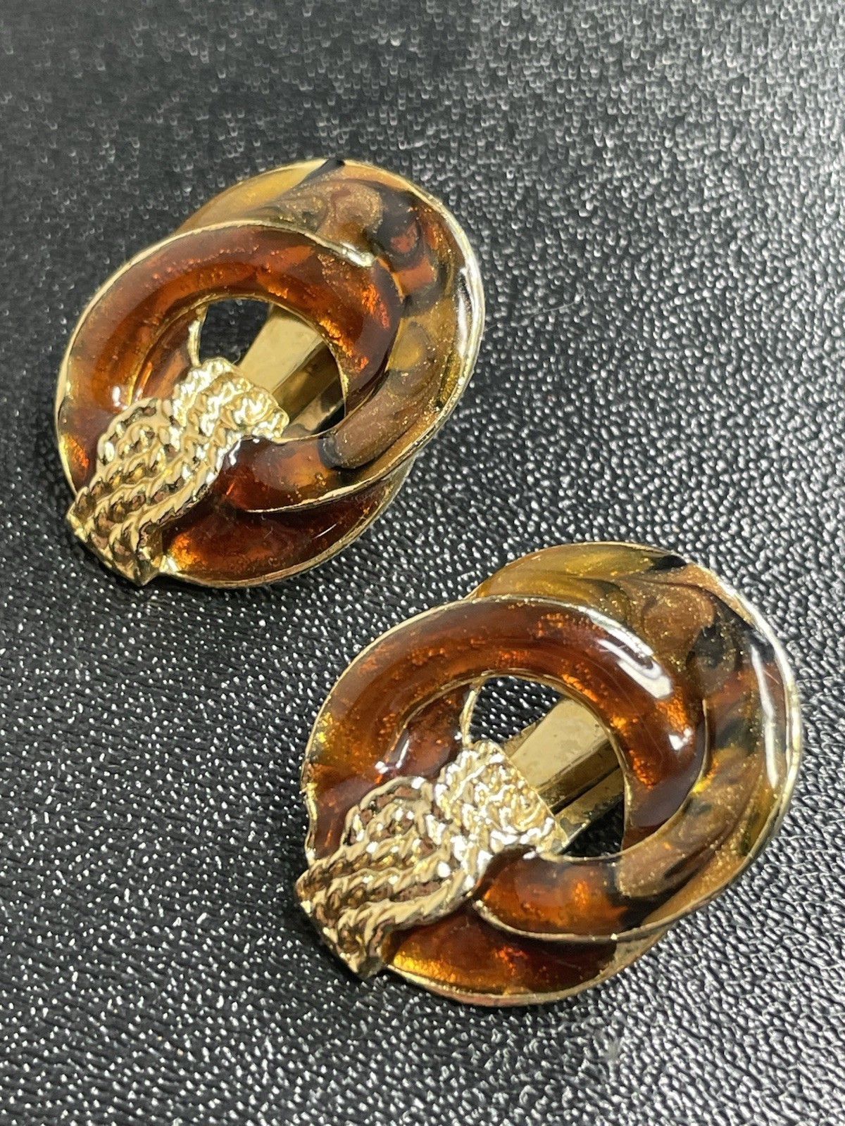 Vintage 1.1” Brown Resin Gold Tone Metal Drop Clip Earrings