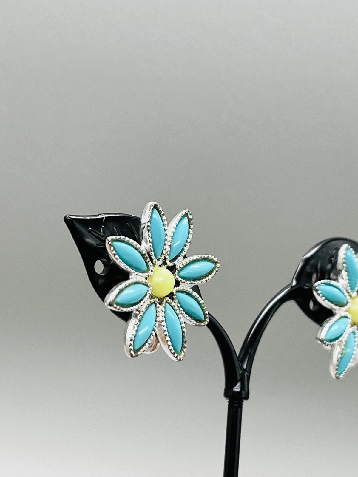 1971 Sarah Coventry Daisy Time Demi Parure Clip on Earrings 1.25″ pl03