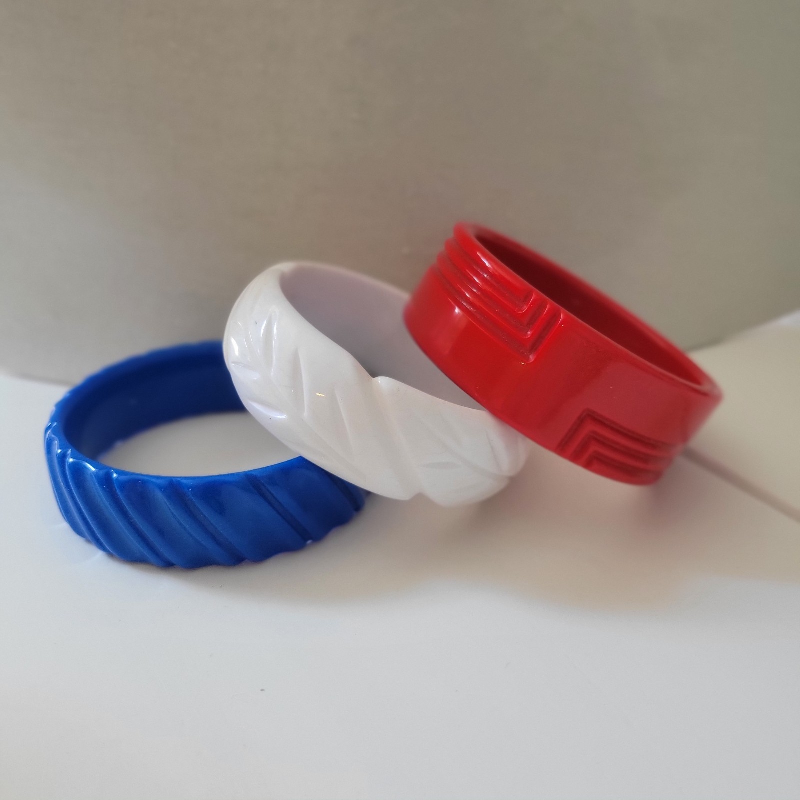 Vintage Red White & Blue Carved Lucite Wide Bangle Bracelets Patriotic Set of 3