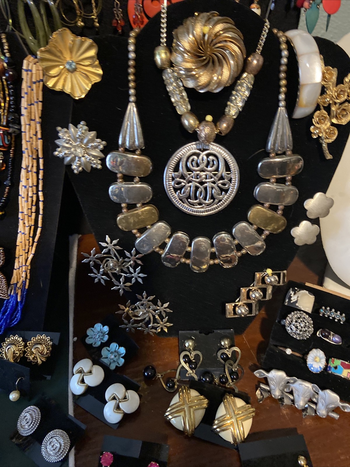 Fabulous 443 Piece Lot Of Vintage + Modern Fashion Costume Jewelry Nice Pieces