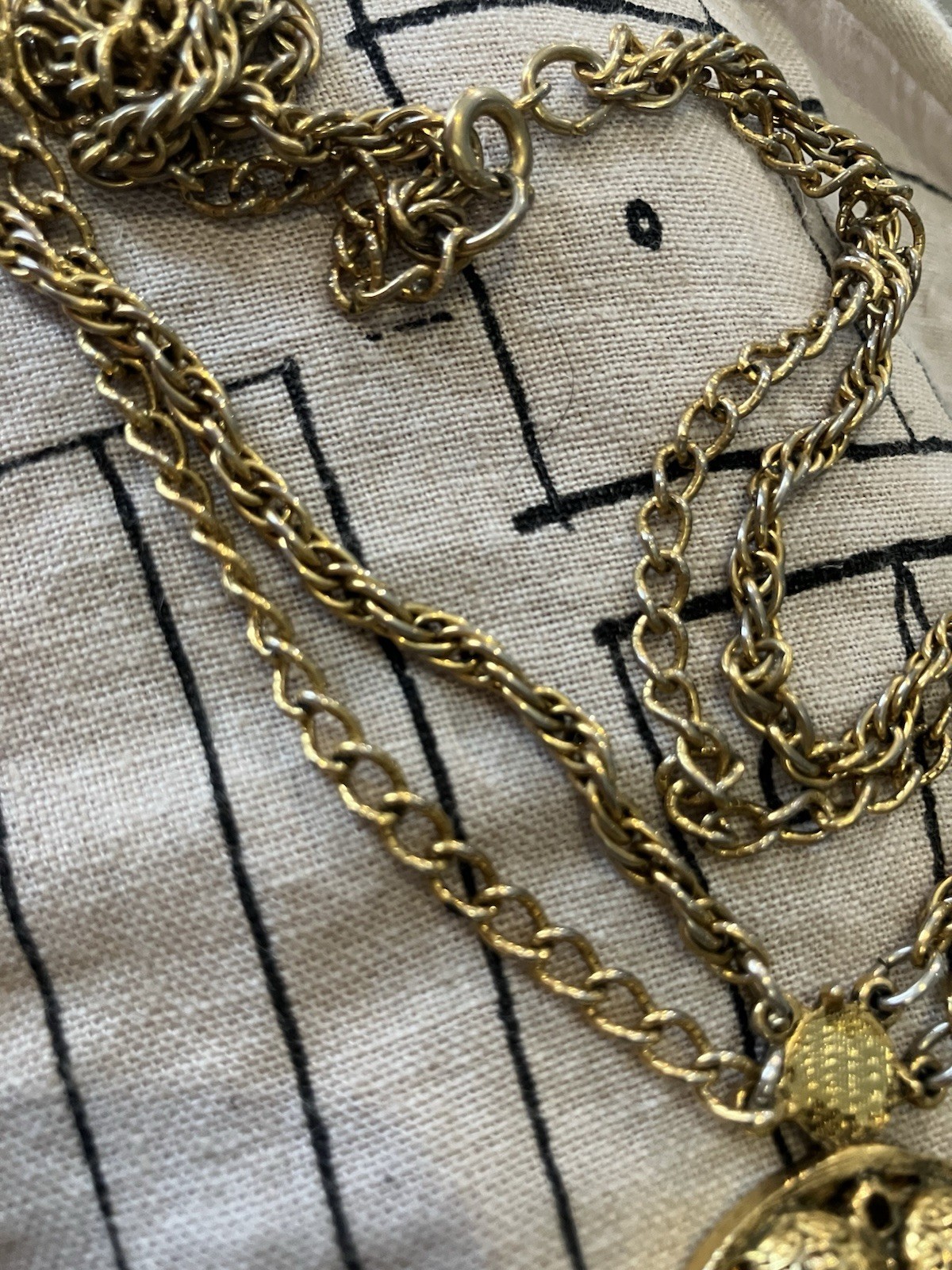 Celebrity NY double chain Pendant Necklace gold tone red bead center 22 Inches