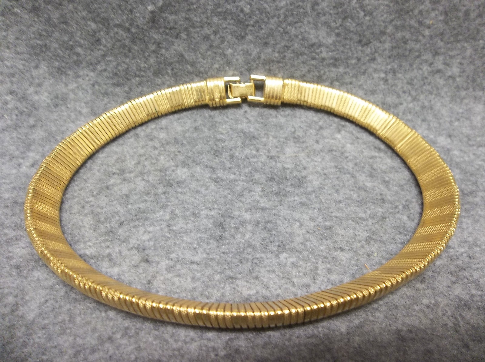 Vintage Trifari Gold Tone Finish Choker 16 1/4″ Snake Chain Link STRIKING