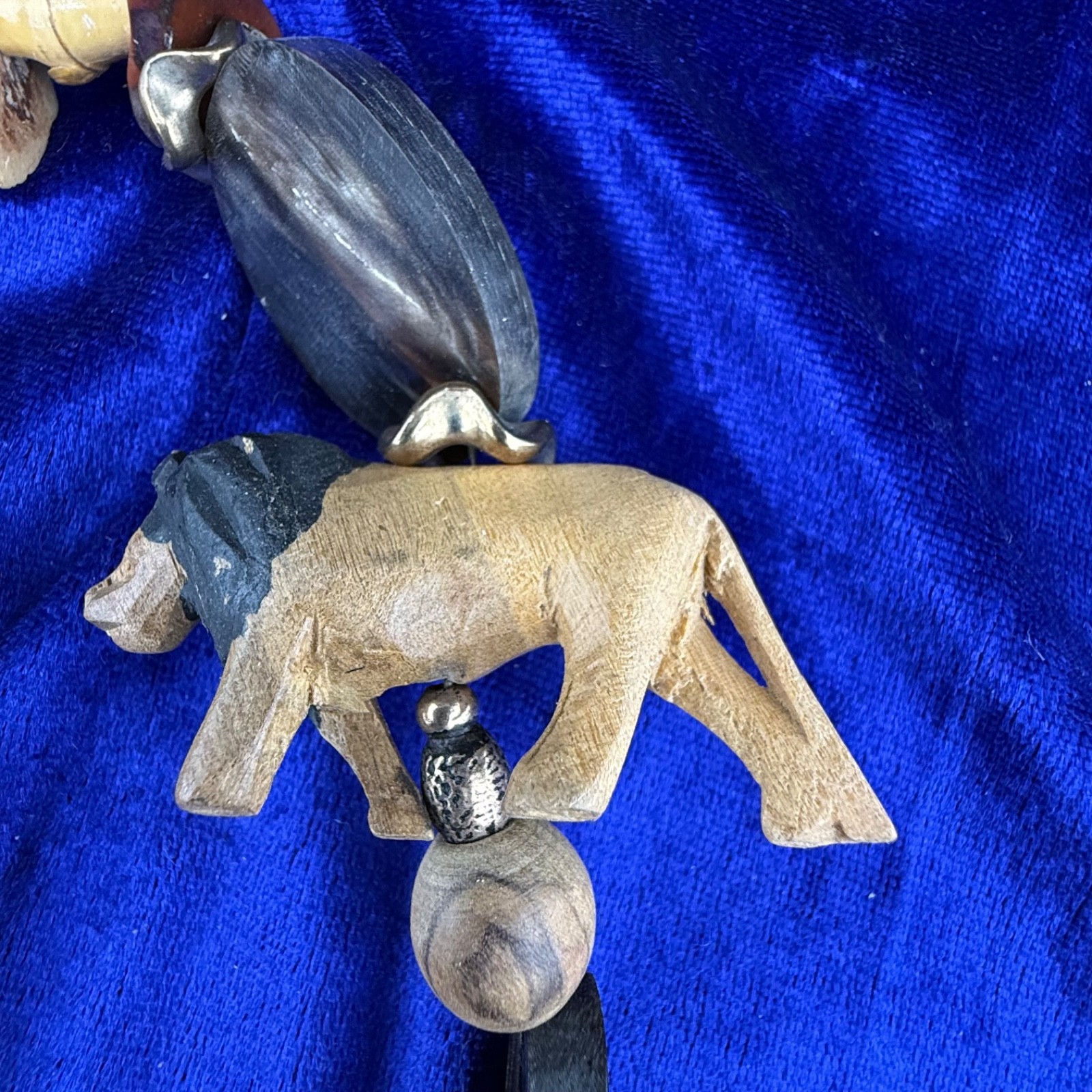 Vintage Wood Carved Necklace Safari Jungle Giraffe Elephant Lion 36”