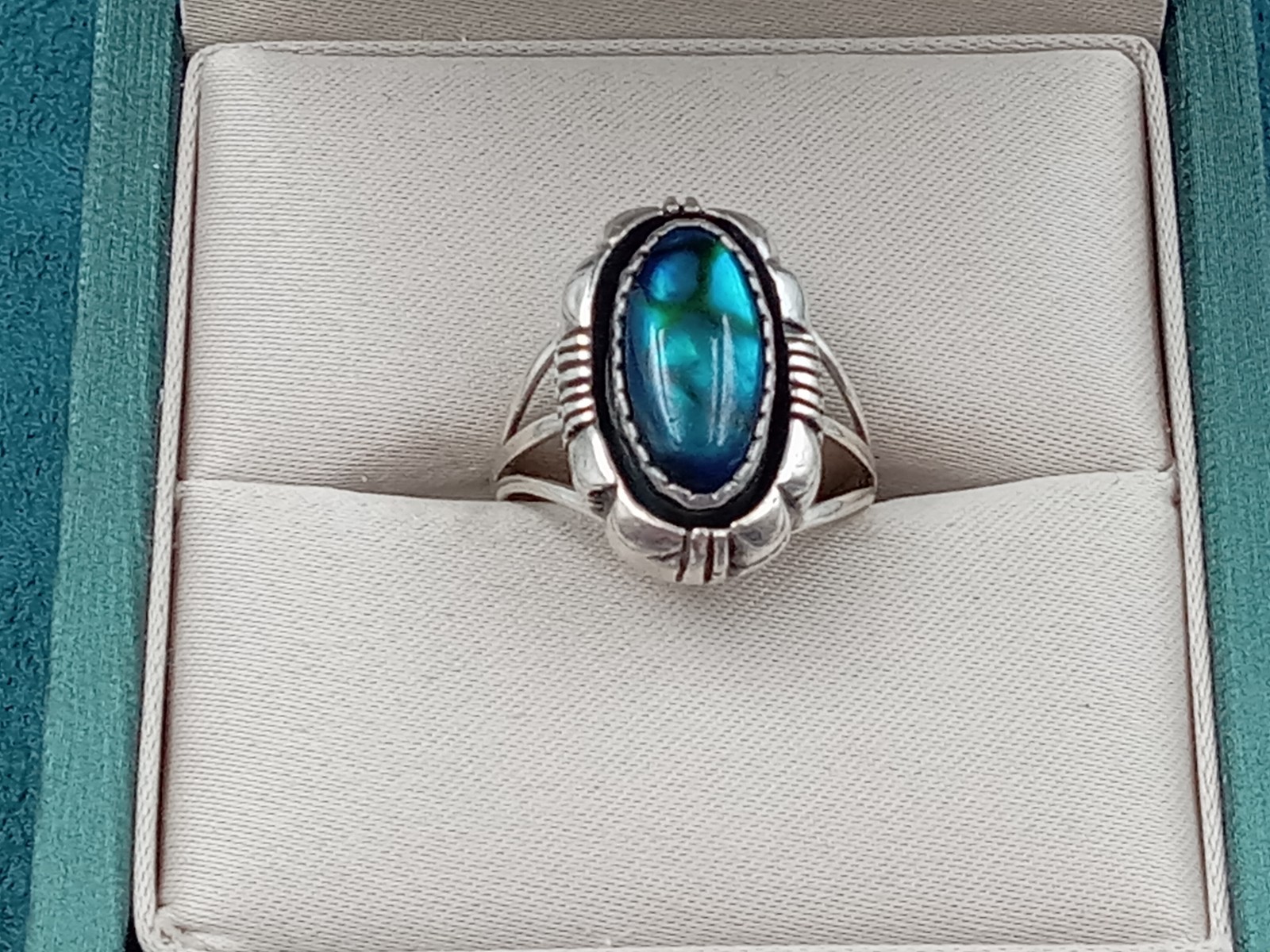 Wonderful L Yazzie Artist marked Sterling Silver & Paua shell ring
