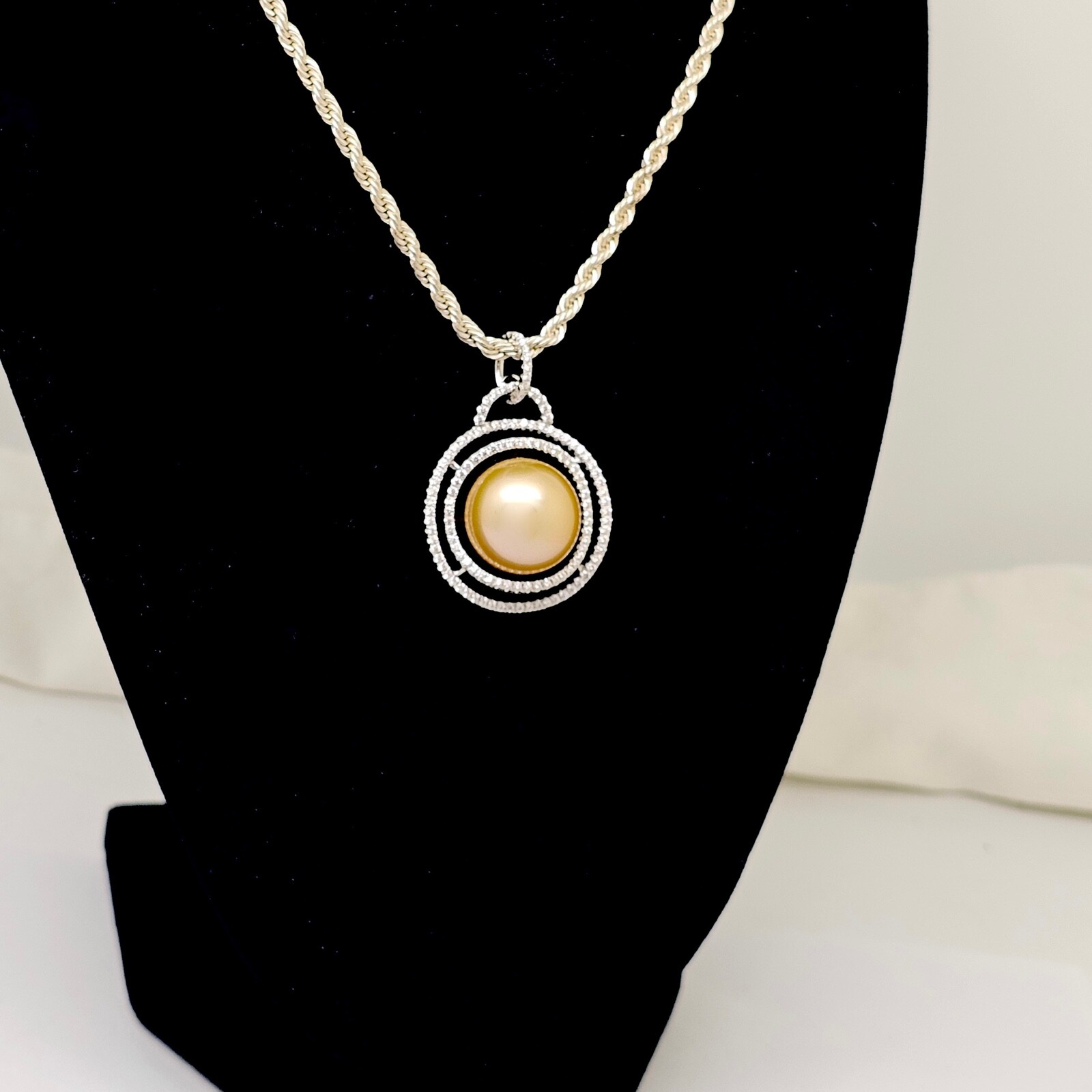 SPARKLY 18K WHITE GOLD DOUBLE WAVY EDGE DIAMOND HALO CHAMPAGNE PEARL PENDANT
