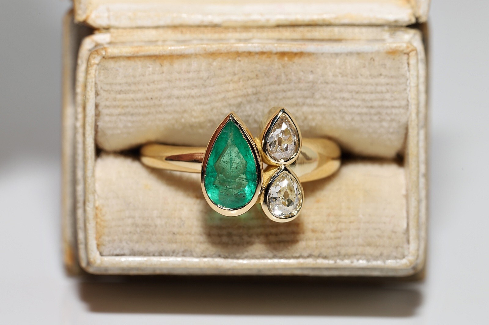 New Made 18k Gold Natural Old Pear Cut Diamond And Emerald Decorated Ring