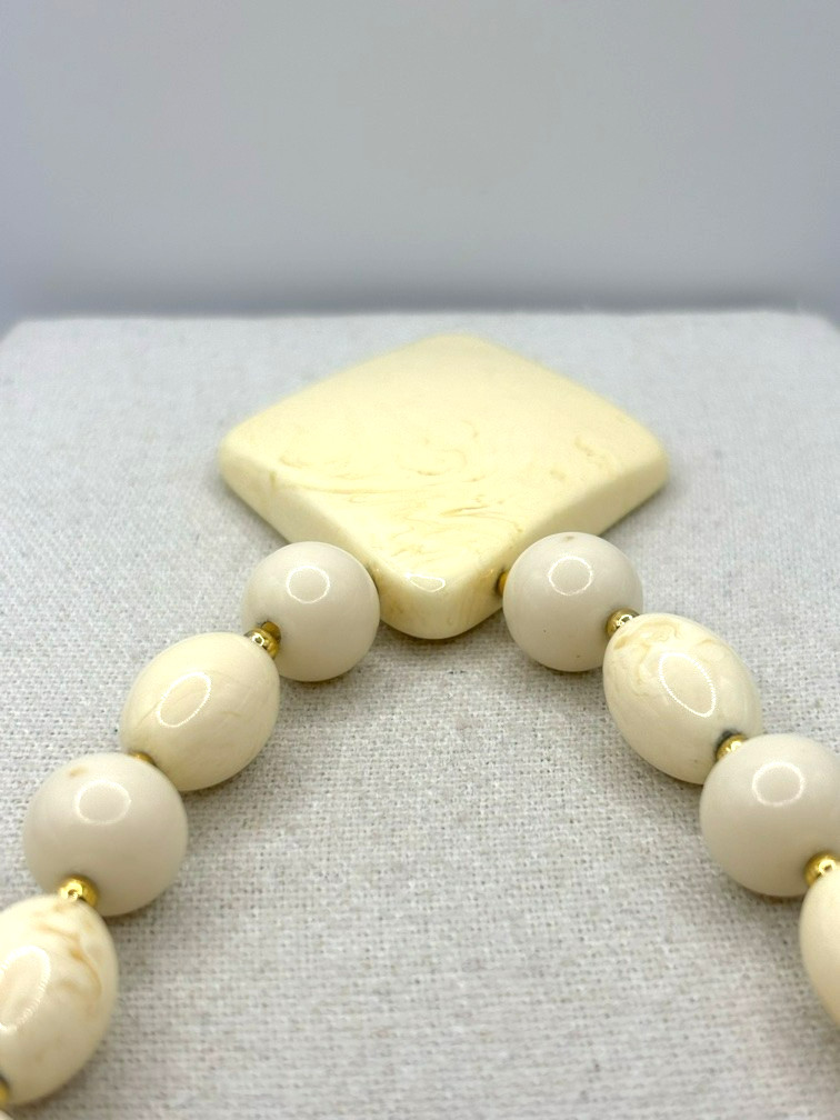 Vintage Ivory Marbled Cream And Gold Beaded Diamond Shaped Slab Pendant Necklace