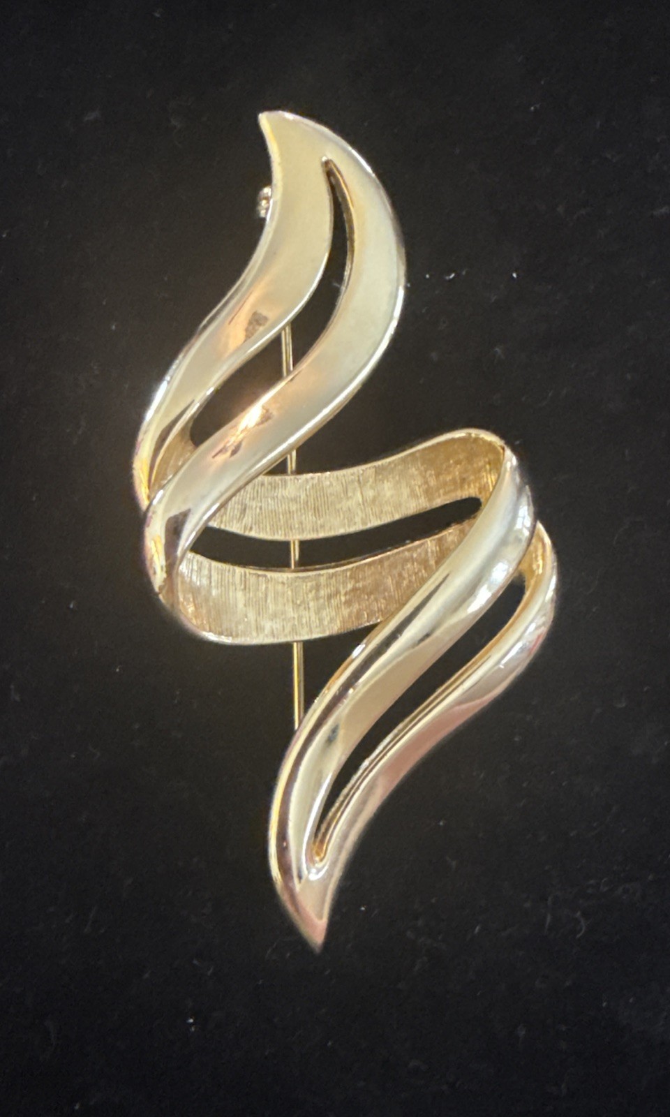 Vintage 1980’s Gold Tone Double Swirl Ribbon Brooch Pin 3” Statement Modernist