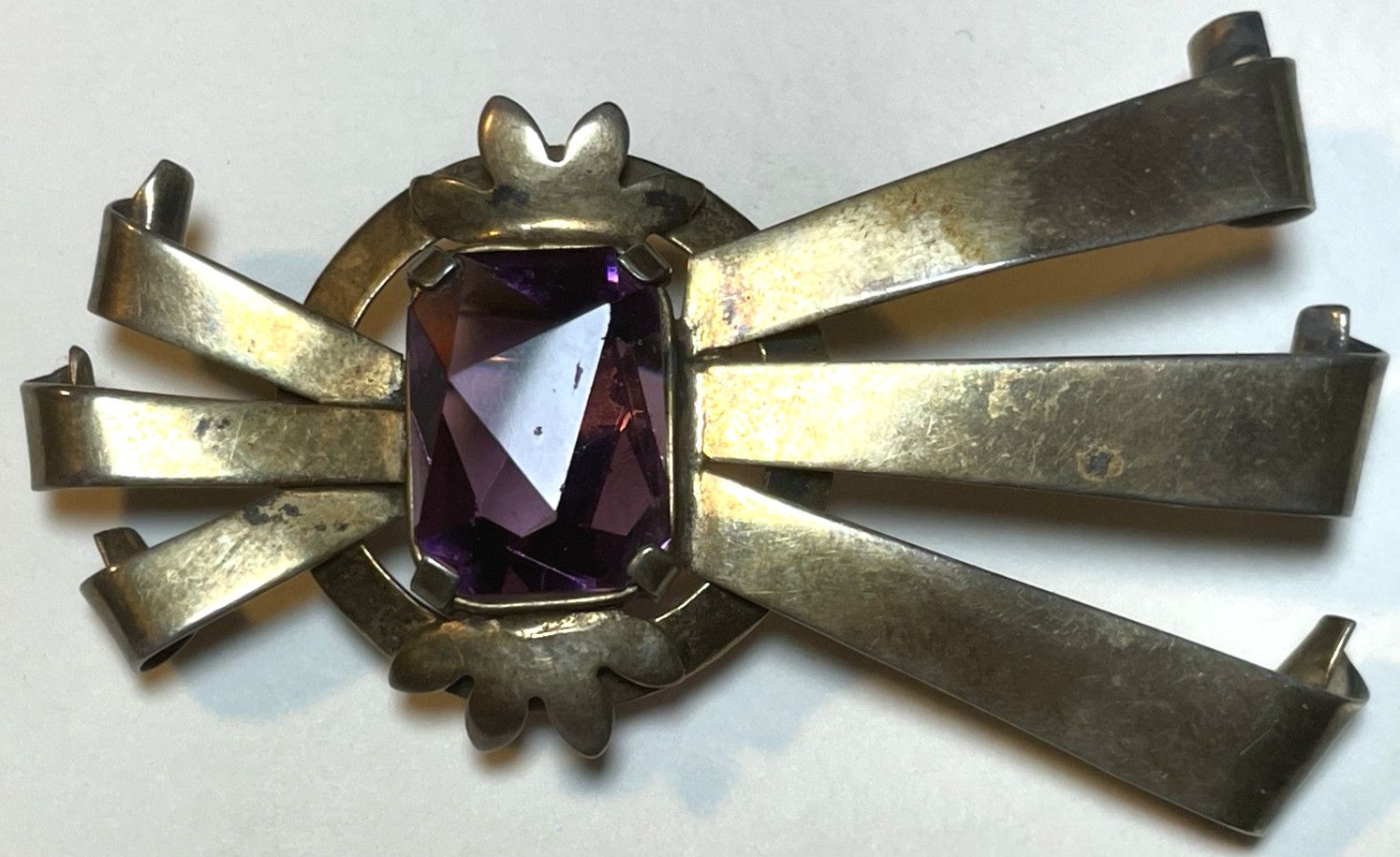 LARGE VINTAGE STERLING SILVER RIBBON BROOCH PURPLE PASTE STONE CIRCA 1940s-50s