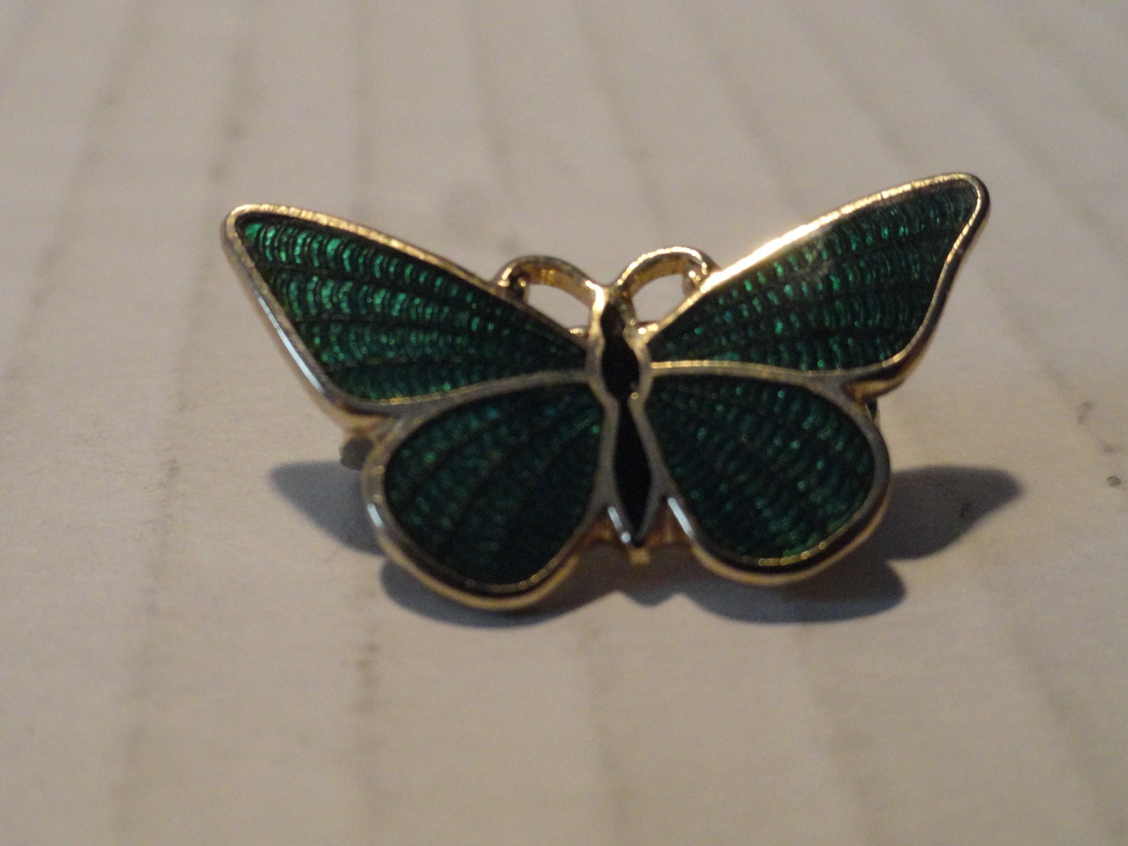 2 VINTAGE SMALL BUTTERFLY BROOACH PIN GREEN & WHITE- ABOUT 1 X 1/2 INCH – EC
