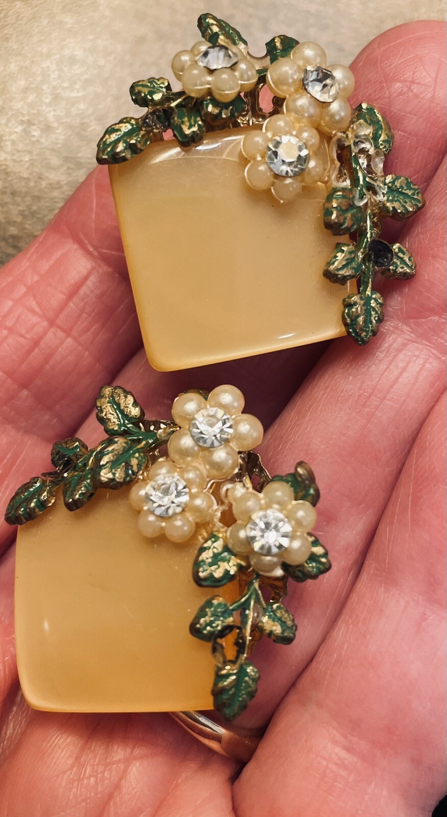 Vintage 50’s Yellow Rum Moonglow Thermoset Plastic & Enamel Clip Earring Floral