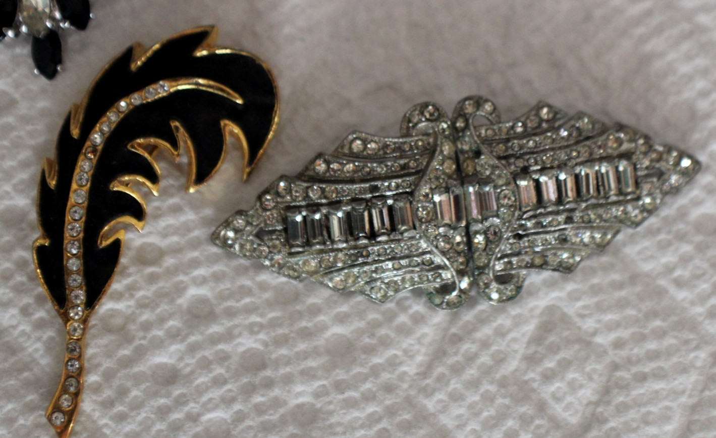 19 Antique/Vintage Different Styles Pin Brooches Lot