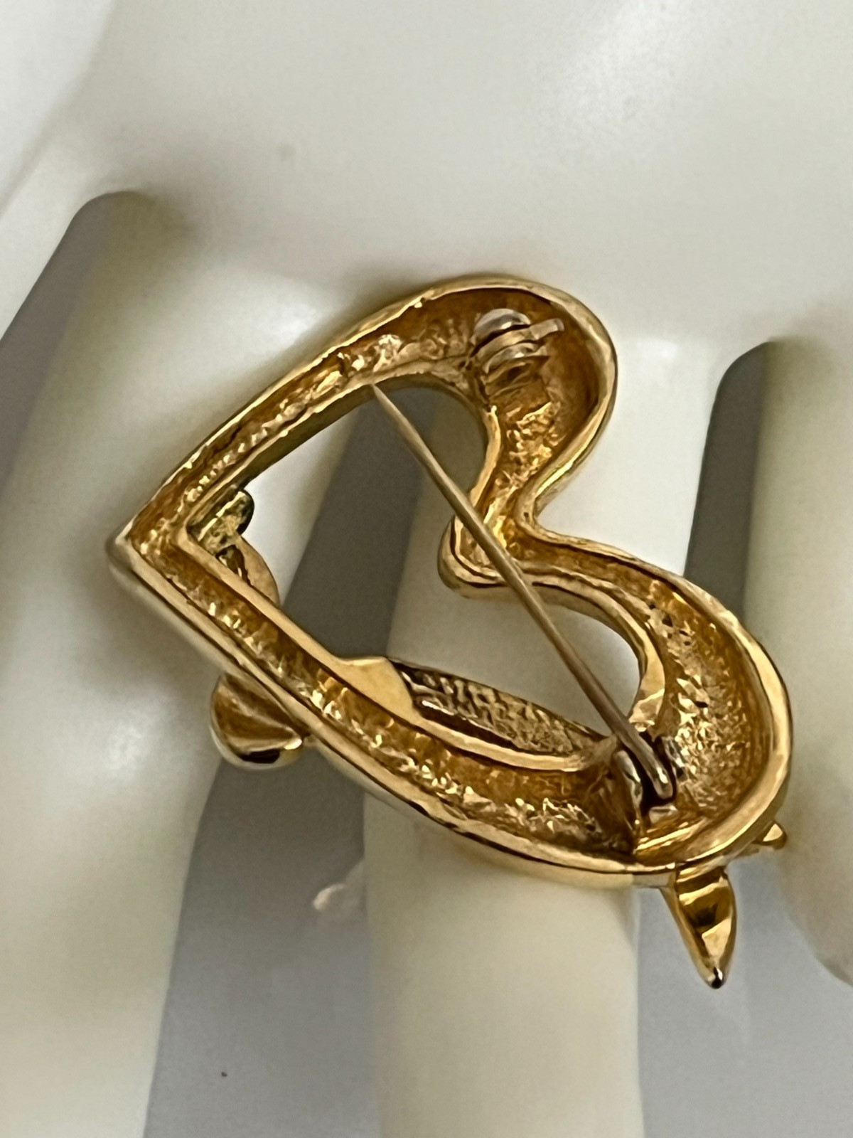 💛 VNTG GOLDTONE OPEN HEART BROOCH • RIBBON‑ARROW SWIRL DESIGN