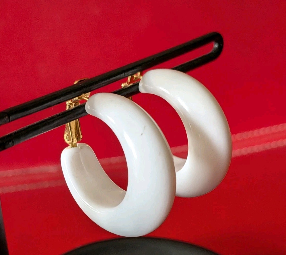 Vintage Classic TRIFARI Acrylic WHITE Hoop Gold Tone 1 ¼” Pierced Post Earrings