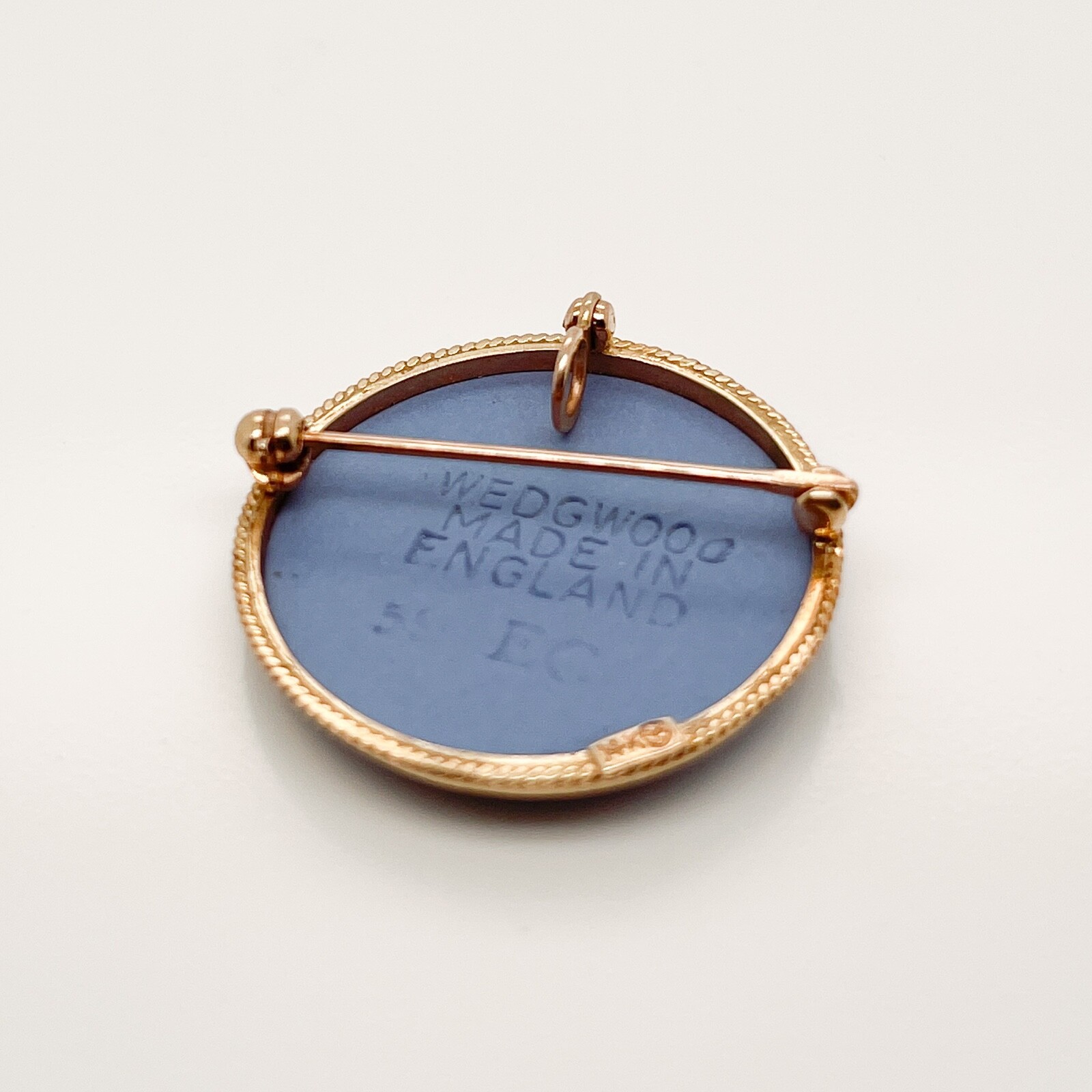 14 Karat Gold Wedgwood Jasperware Convertible Brooch & Pendant – 14k jasper VR .