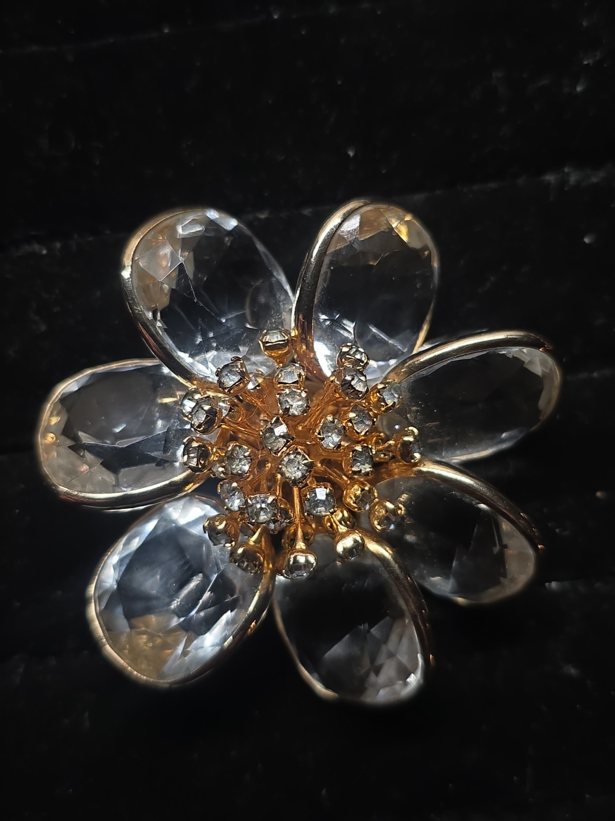 VINTAGE SWAROVSKI FLOWER DAISY GOLD PLATED BROOCH W/ CLEAR RHINESTONE SETTINGS