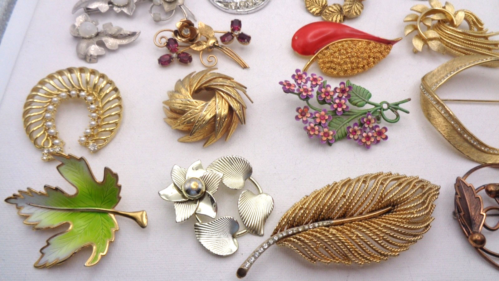 25 Vintage Cabochon Crystal Enamel Faux Pearl Rhinestone Flower Leaf Brooch Lot