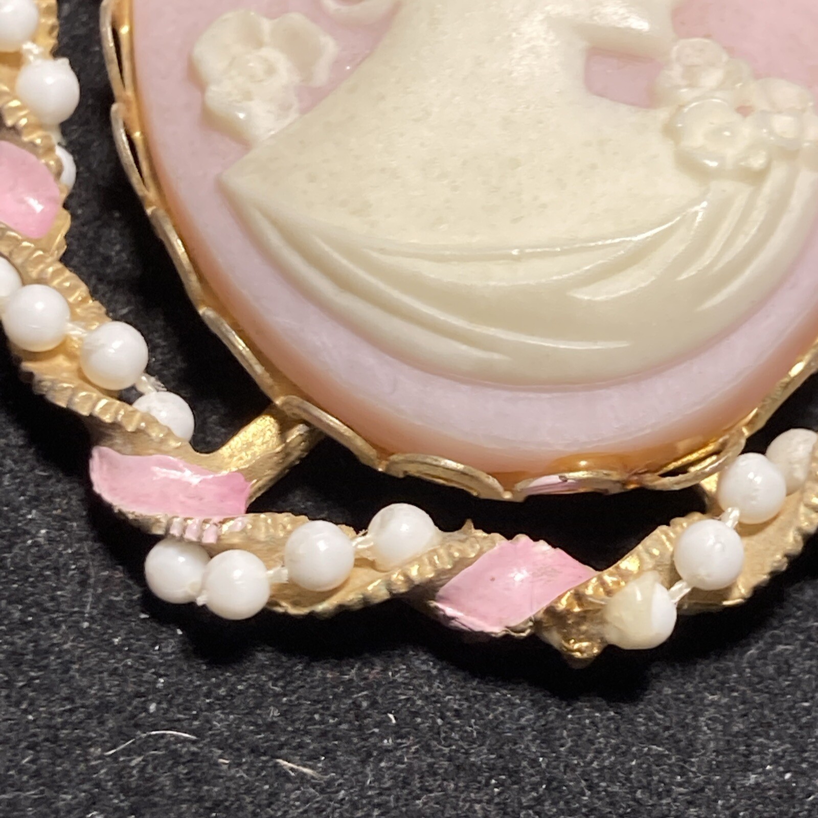 Pink ivory gold CAMEO lg BROOCH tests 12k Gold plate 2.09″ twisted metal faux
