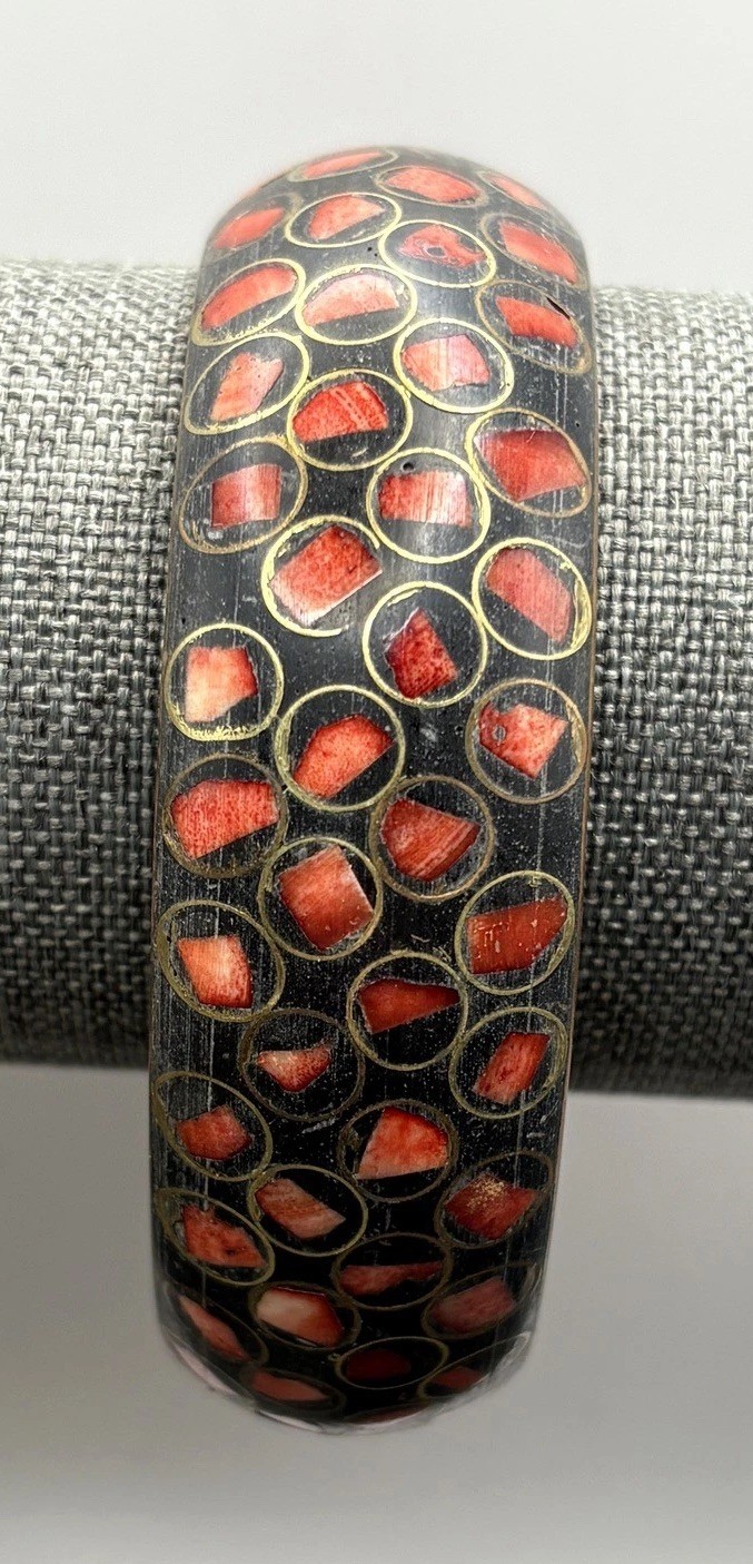 VTG Ethnic Brass Tone Black Red Coral Chip Circles Bangle Boho Bracelet 8.25”