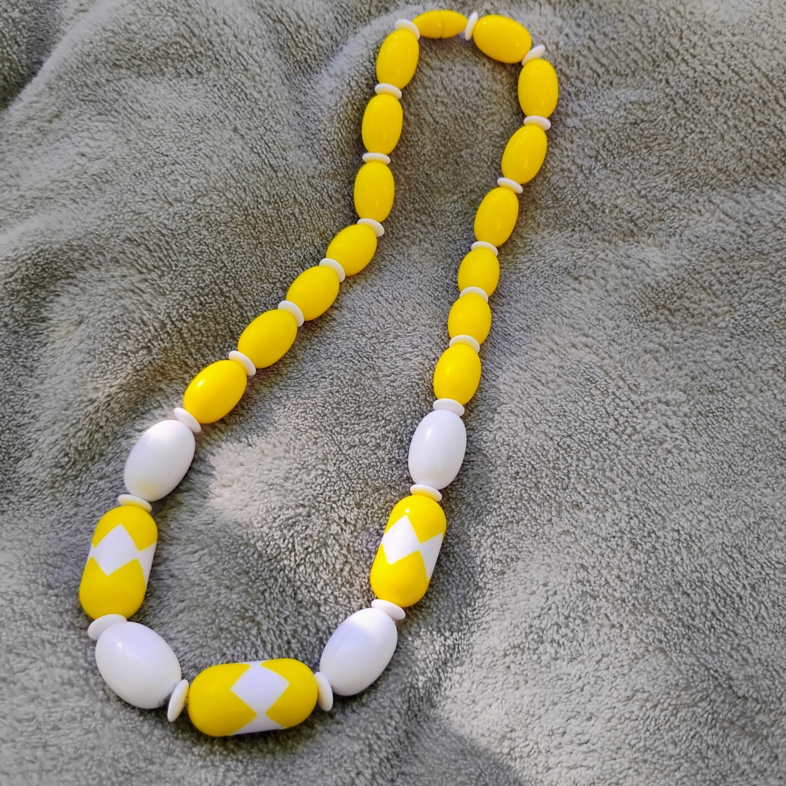 Vintage Daisy White And Yellow Jewelry Lot Of 5 Avon And Unbranded READ