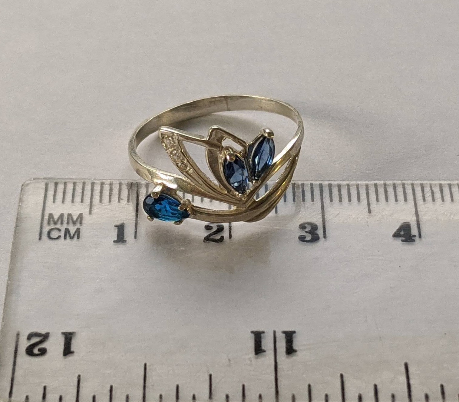 Vintage ring sterling silver 925 Size 8 Weight 1.53 g. Blue stones.