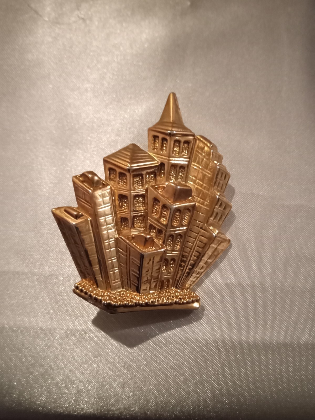 VINTAGE PARK LANE CITY SKYLINE BUILDINGS REAL ESTATE AGENT PIN GOLD TONE