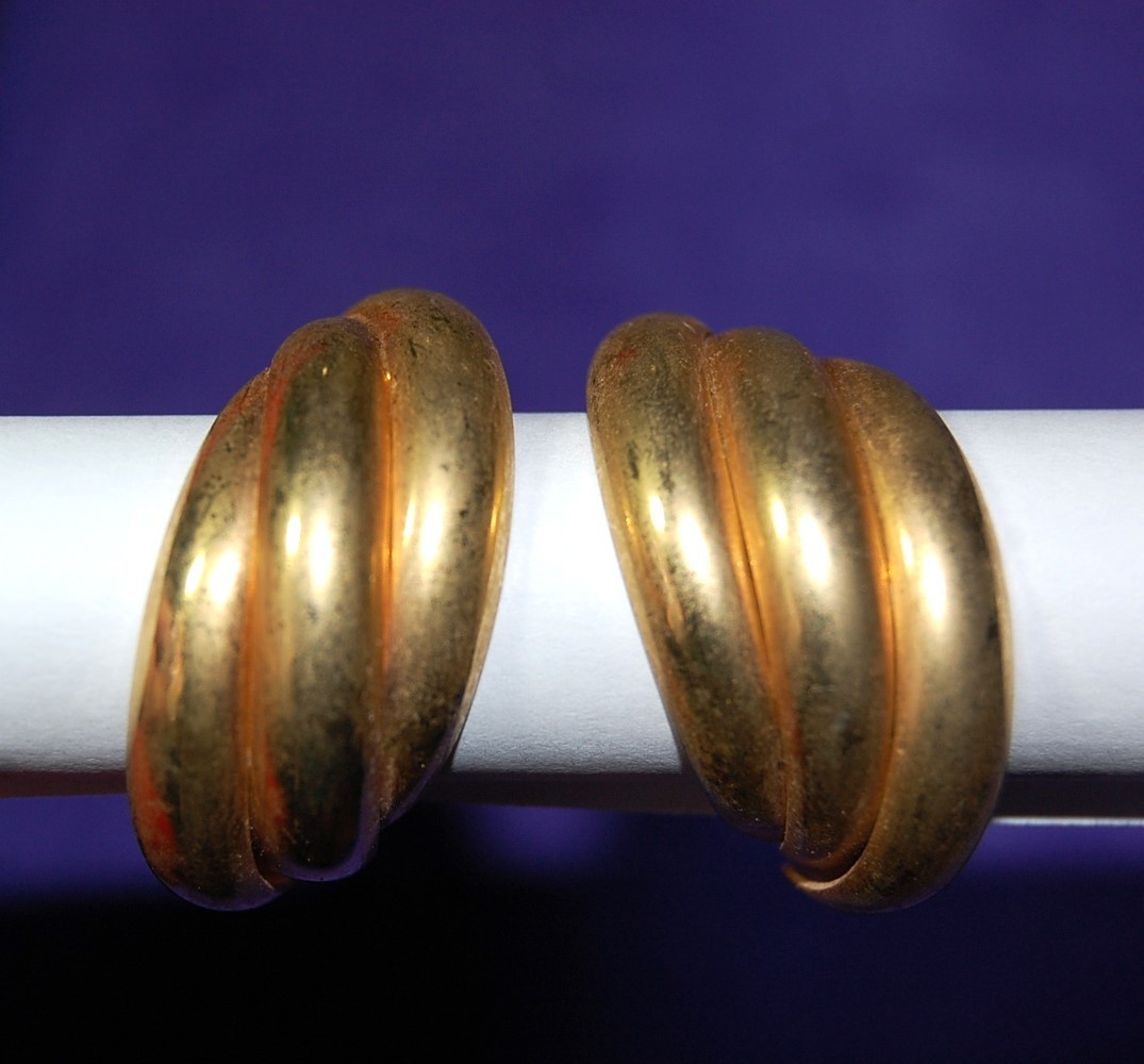 Pair of Vintage Gold Tone Stud Earrings about 1-1/4″ in Diameter