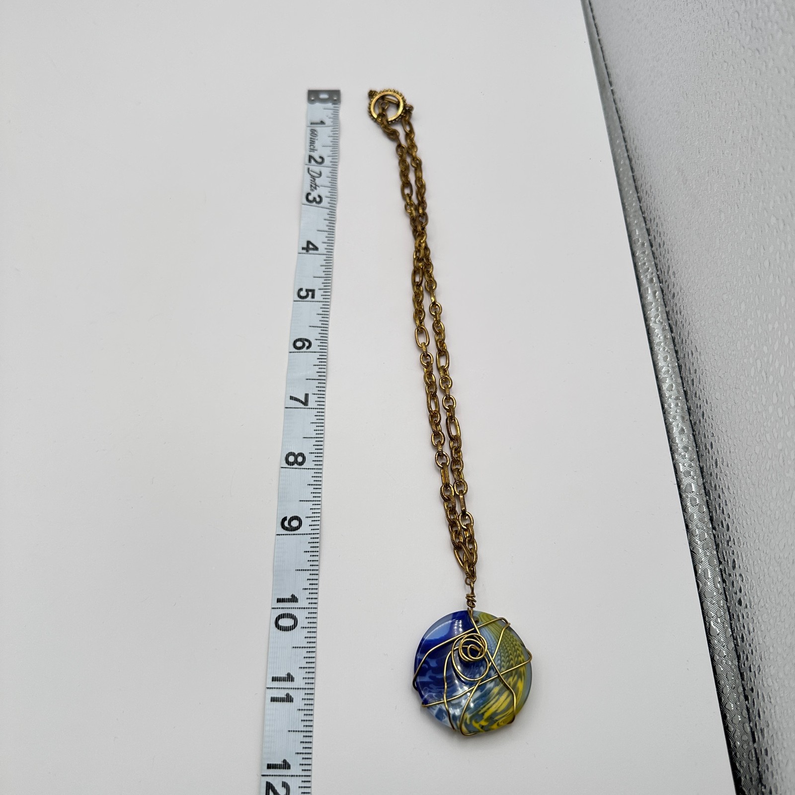 Vintage 90s Gold Tone Wire Wrapped Resin Pendant Necklace Women’s Jewelry