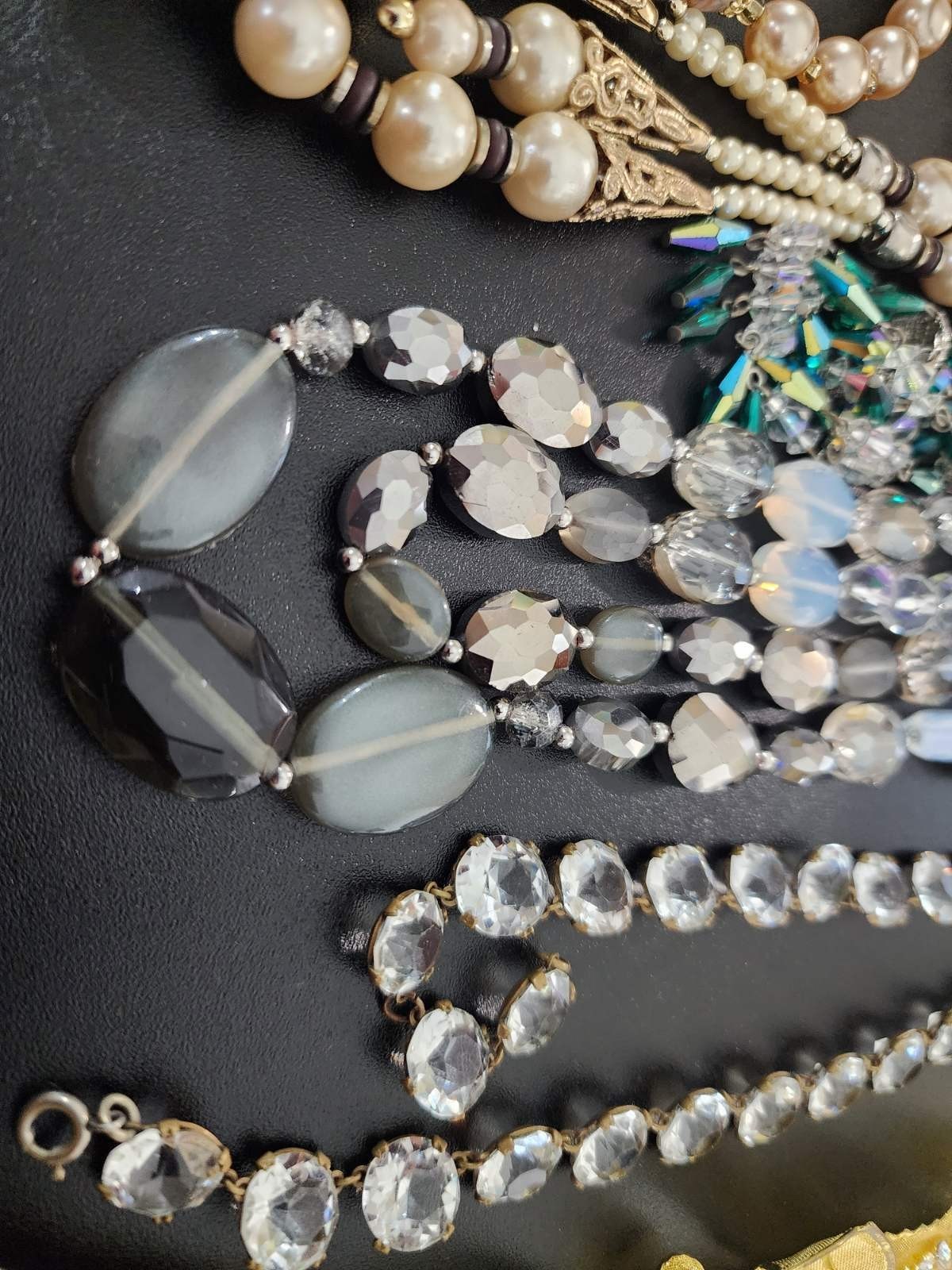 Vintage jewelry set of 22 in vintage purse