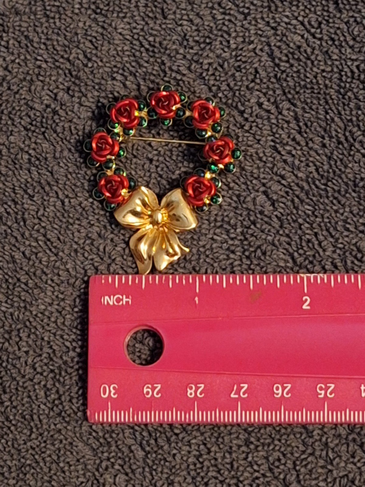 Vintage Avon Gold Tone Green Rhinestone Christmas Wreath Red Roses Brooch Pin