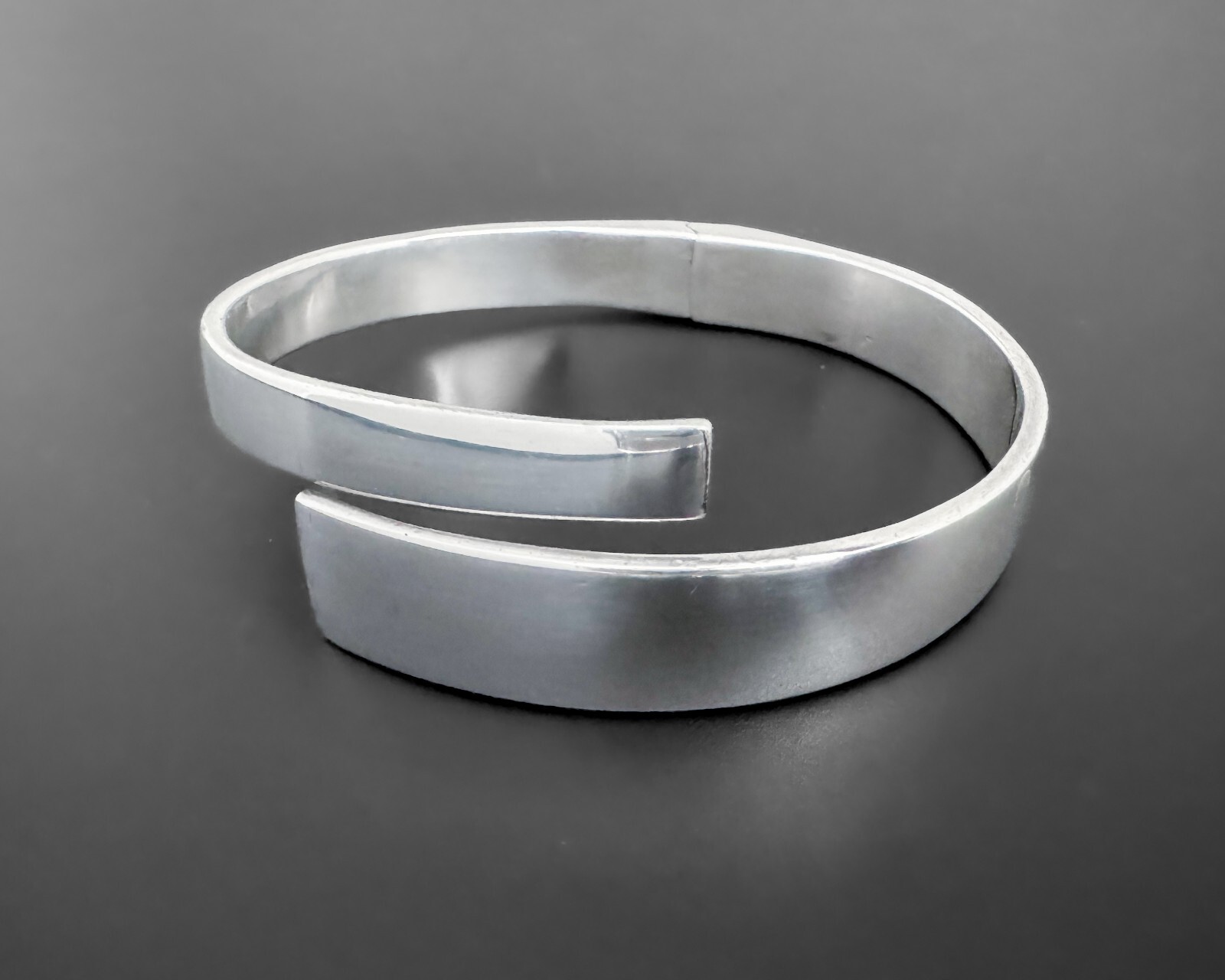 44g Hinged Modernist Vtg Abstract Swirl Wrap Sterling Silver Bar Chunky Bracelet