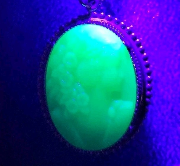 VINTAGE HASKELL 2 LADY CAMEO’S URANIUM GLASS PENDANT MONET BAMBOO NECKLACE OOAK